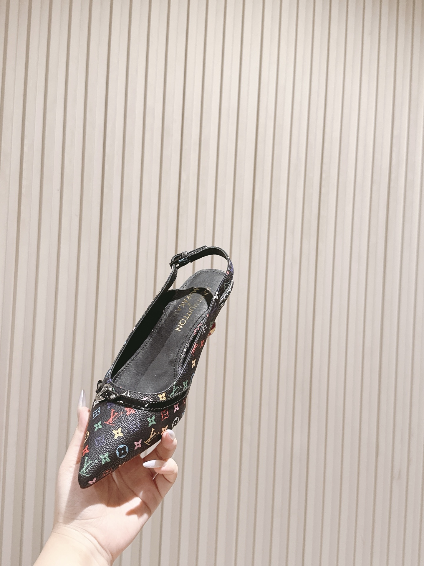 樱桃🍒跟  | ²⁰²5𝐬𝐬 🤍🤎
驴家早春新品🆕 new arrival～LV春夏玛丽珍鞋，也太出彩了