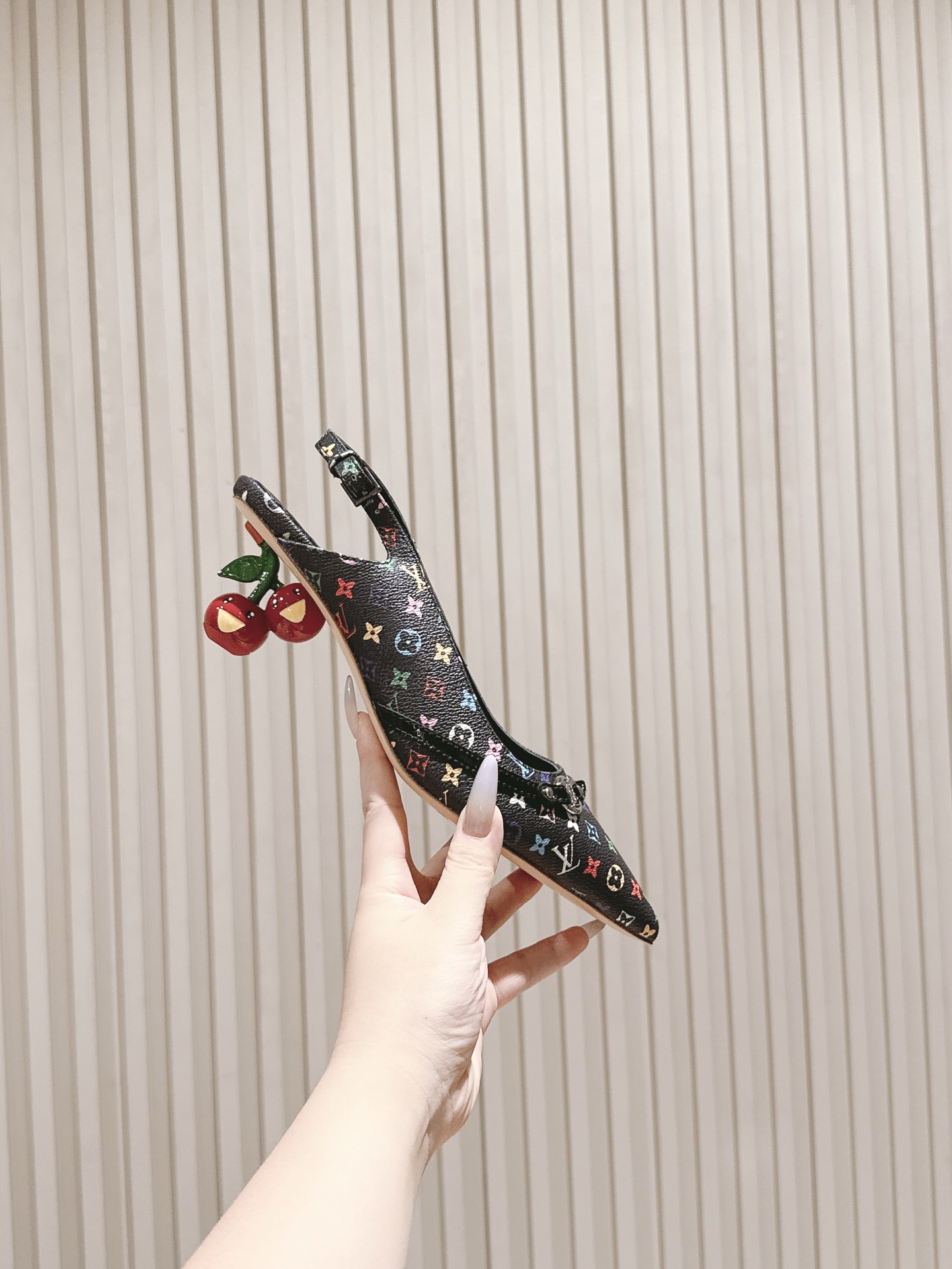 樱桃🍒跟  | ²⁰²5𝐬𝐬 🤍🤎
驴家早春新品🆕 new arrival～LV春夏玛丽珍鞋，也太出彩了