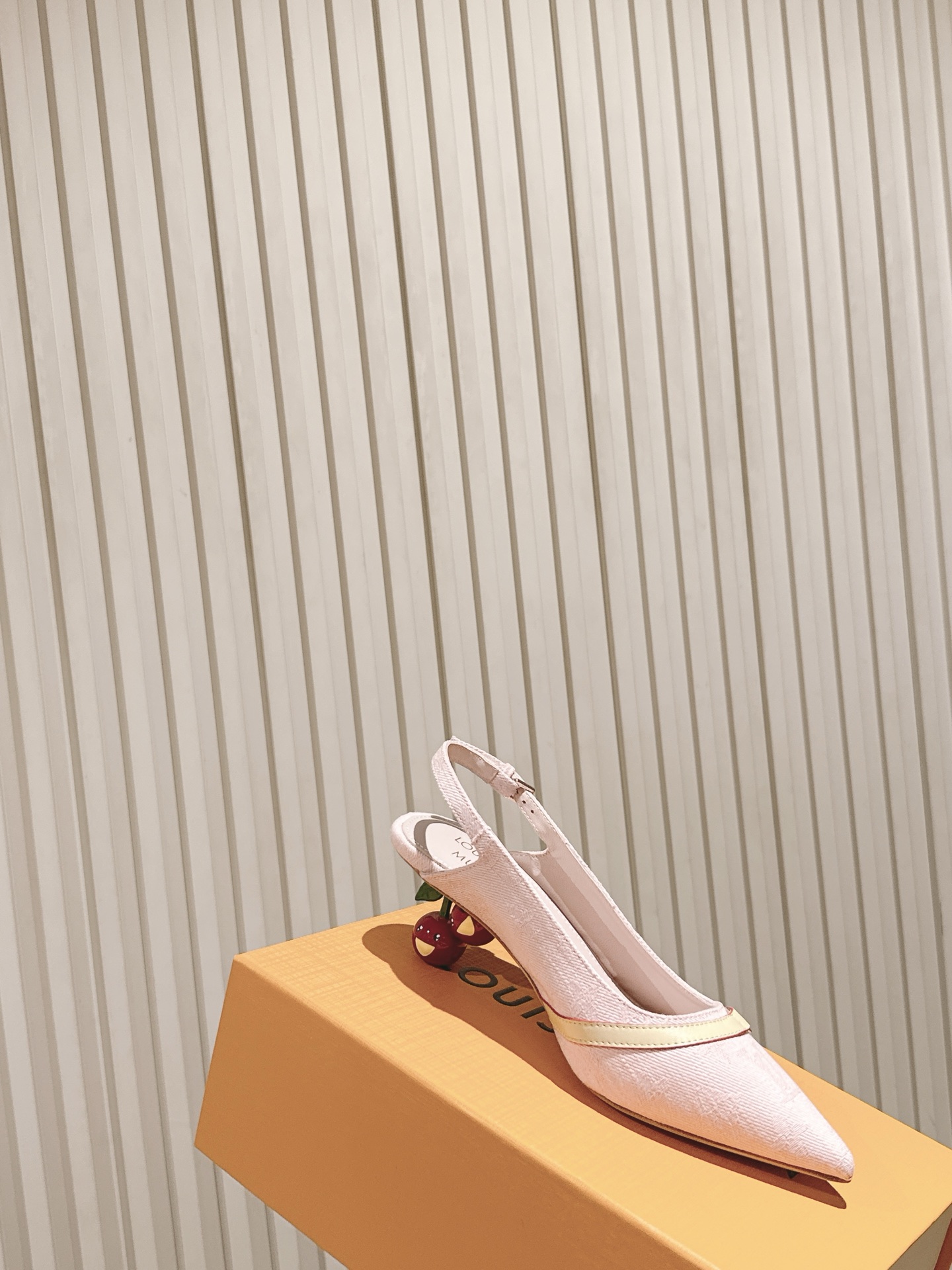樱桃🍒跟  | ²⁰²5𝐬𝐬 🤍🤎
驴家早春新品🆕 new arrival～LV春夏玛丽珍鞋，也太出彩了