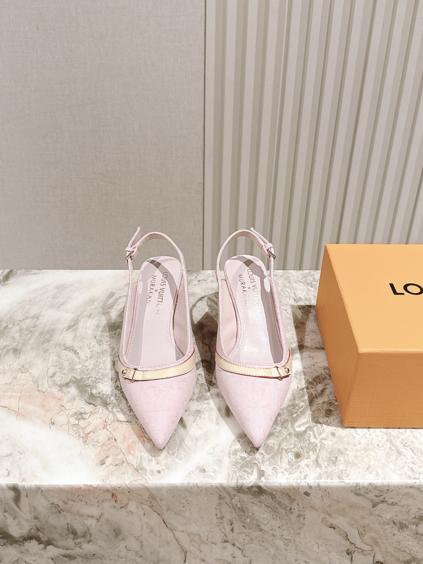 樱桃🍒跟  | ²⁰²5𝐬𝐬 🤍🤎
驴家早春新品🆕 new arrival～LV春夏玛丽珍鞋，也太出彩了