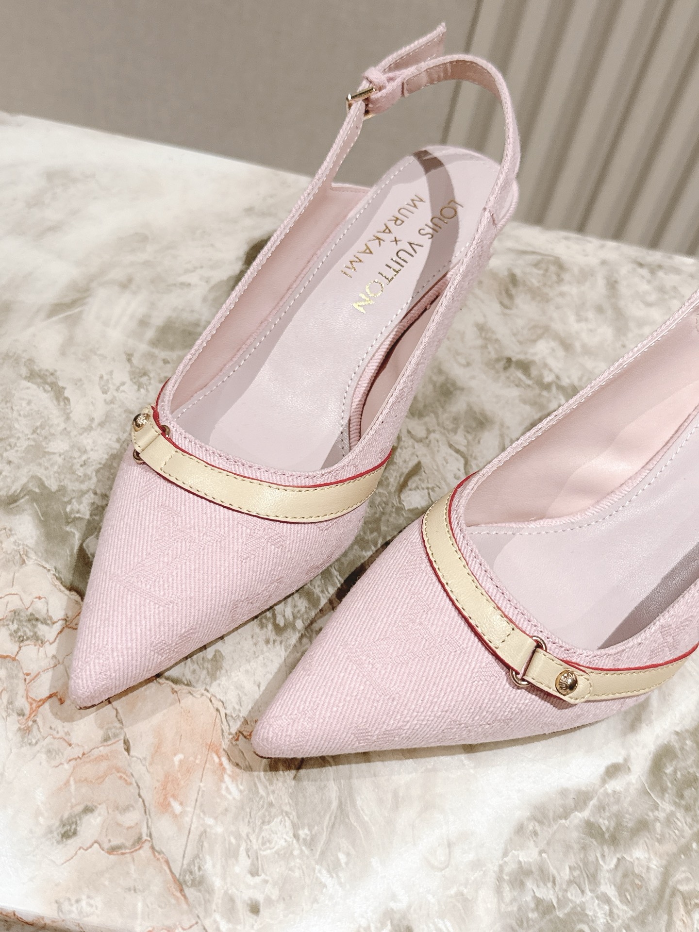 樱桃🍒跟  | ²⁰²5𝐬𝐬 🤍🤎
驴家早春新品🆕 new arrival～LV春夏玛丽珍鞋，也太出彩了
