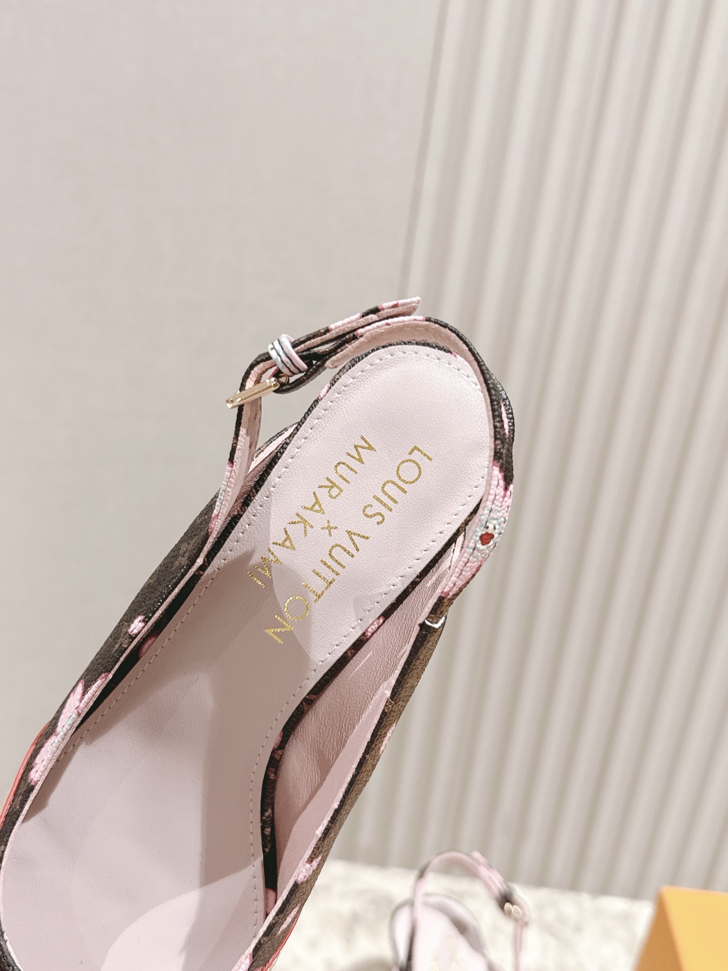 樱桃🍒跟  | ²⁰²5𝐬𝐬 🤍🤎
驴家早春新品🆕 new arrival～LV春夏玛丽珍鞋，也太出彩了
