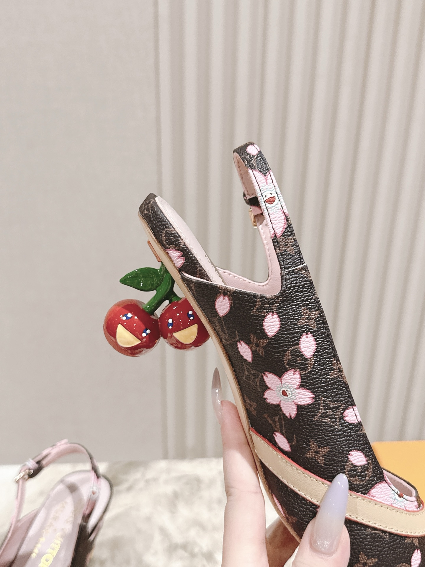 樱桃🍒跟  | ²⁰²5𝐬𝐬 🤍🤎
驴家早春新品🆕 new arrival～LV春夏玛丽珍鞋，也太出彩了