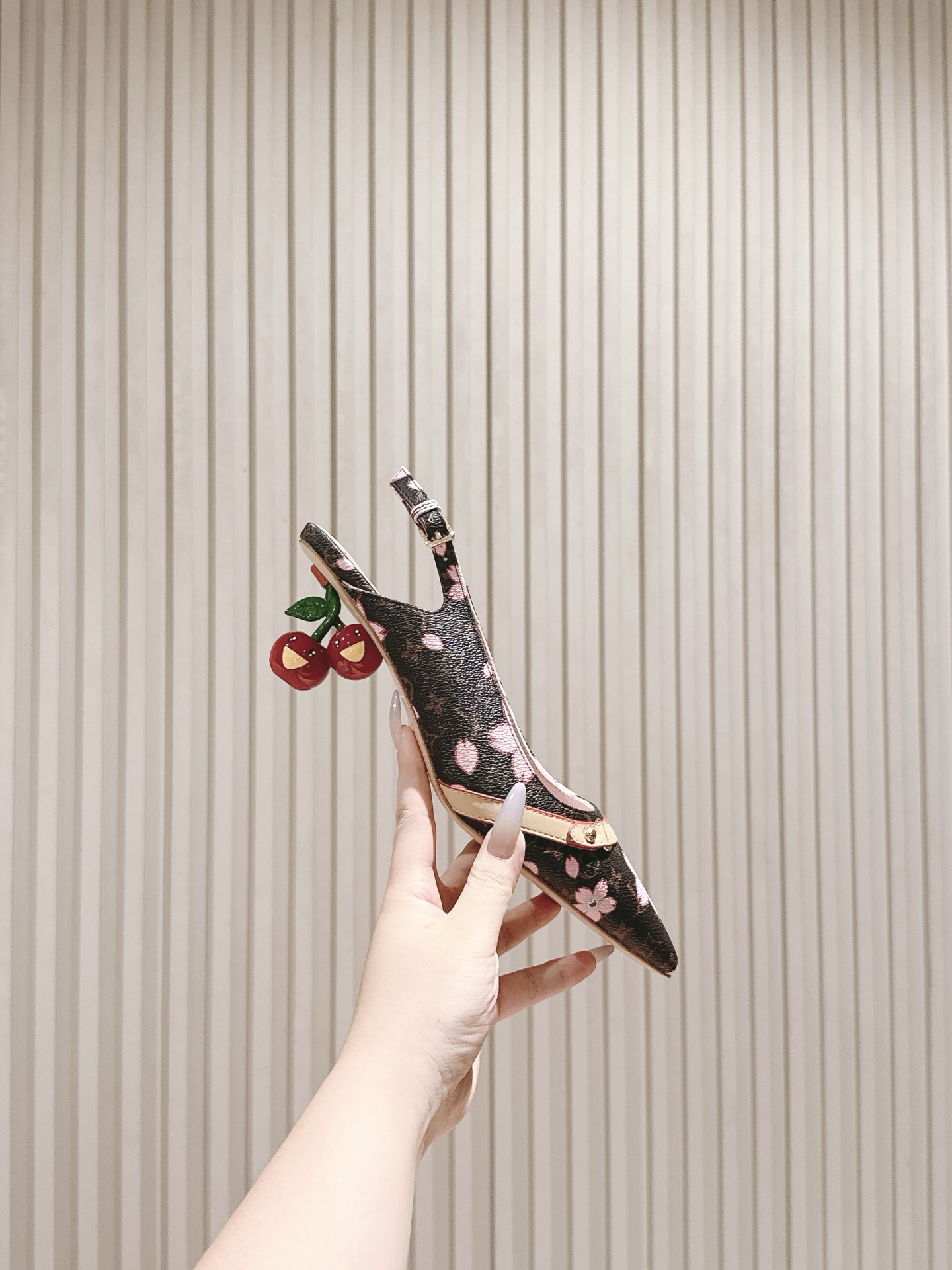 樱桃🍒跟  | ²⁰²5𝐬𝐬 🤍🤎
驴家早春新品🆕 new arrival～LV春夏玛丽珍鞋，也太出彩了