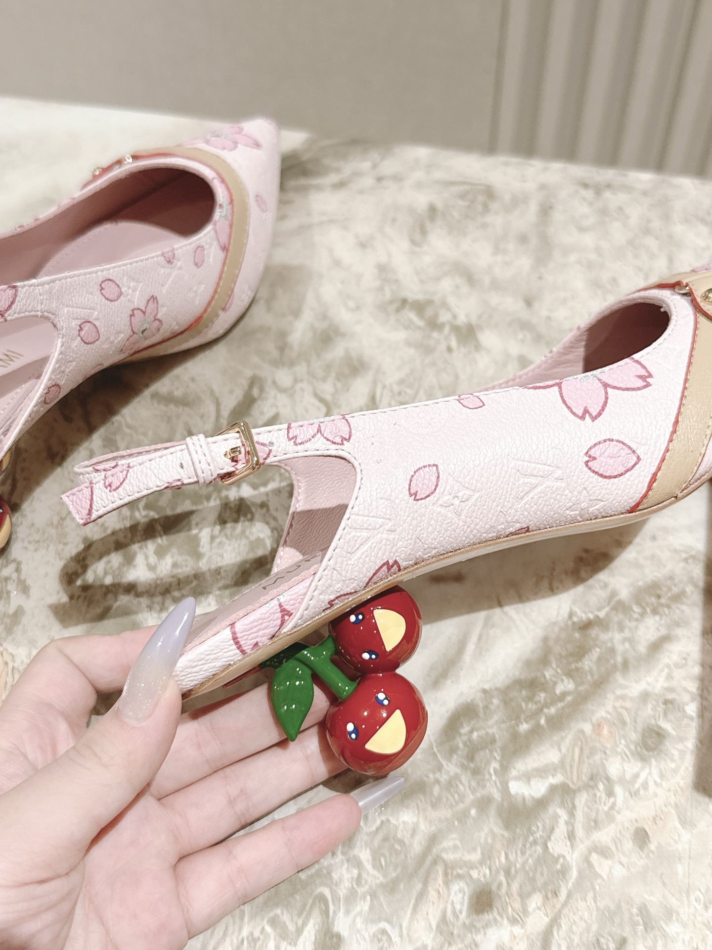 樱桃🍒跟  | ²⁰²5𝐬𝐬 🤍🤎
驴家早春新品🆕 new arrival～LV春夏玛丽珍鞋，也太出彩了