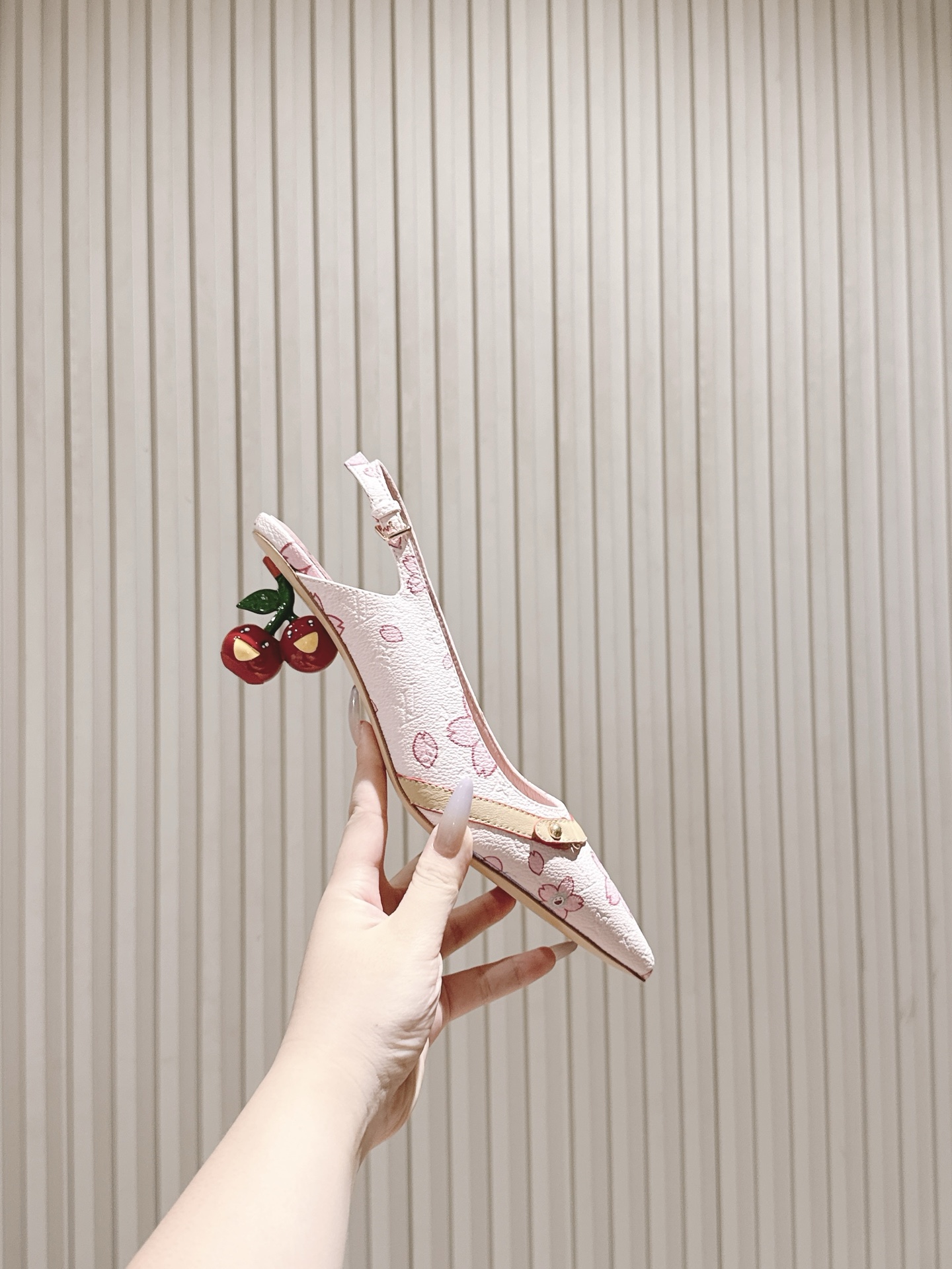 樱桃🍒跟  | ²⁰²5𝐬𝐬 🤍🤎
驴家早春新品🆕 new arrival～LV春夏玛丽珍鞋，也太出彩了