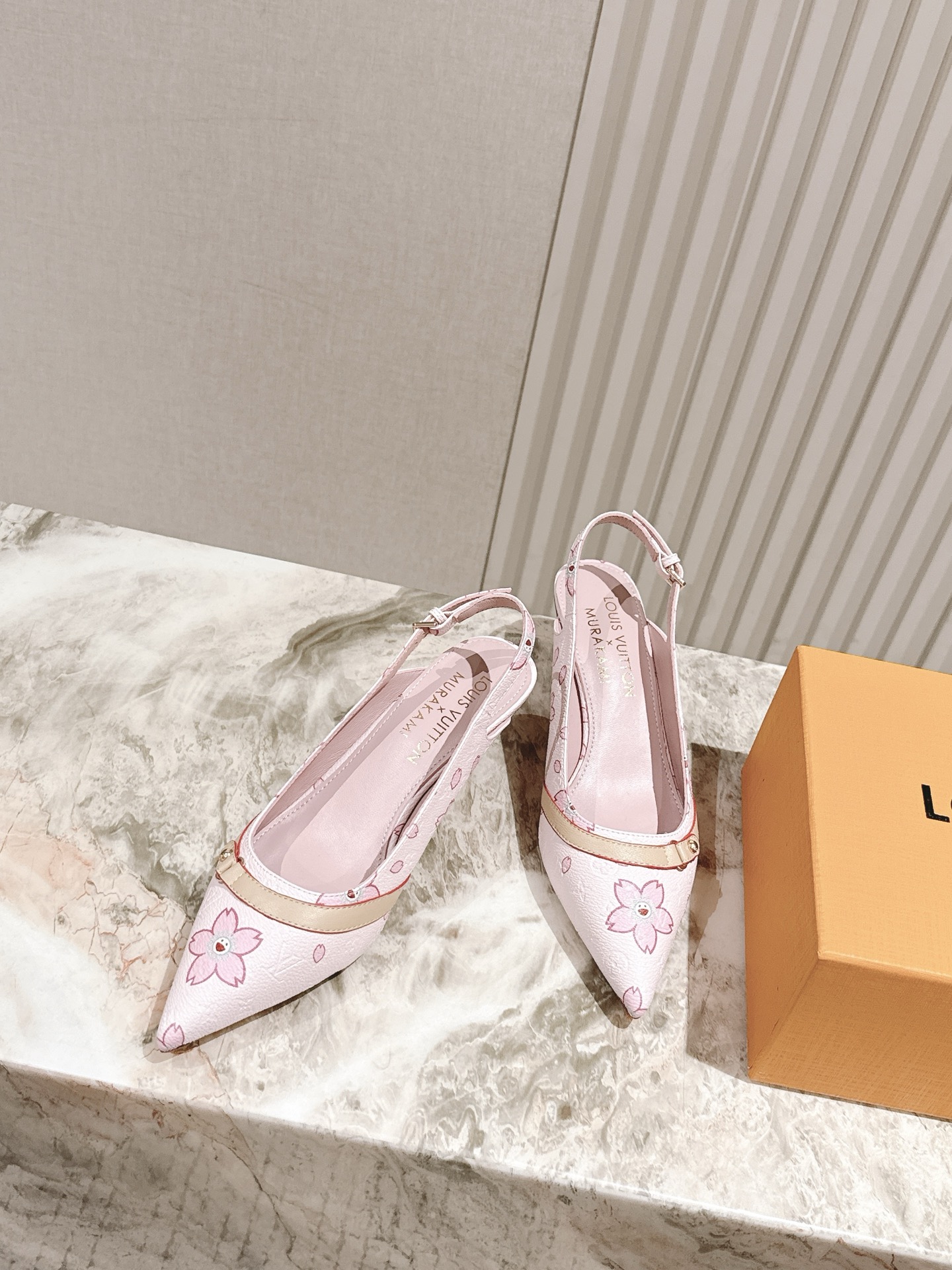樱桃🍒跟  | ²⁰²5𝐬𝐬 🤍🤎
驴家早春新品🆕 new arrival～LV春夏玛丽珍鞋，也太出彩了