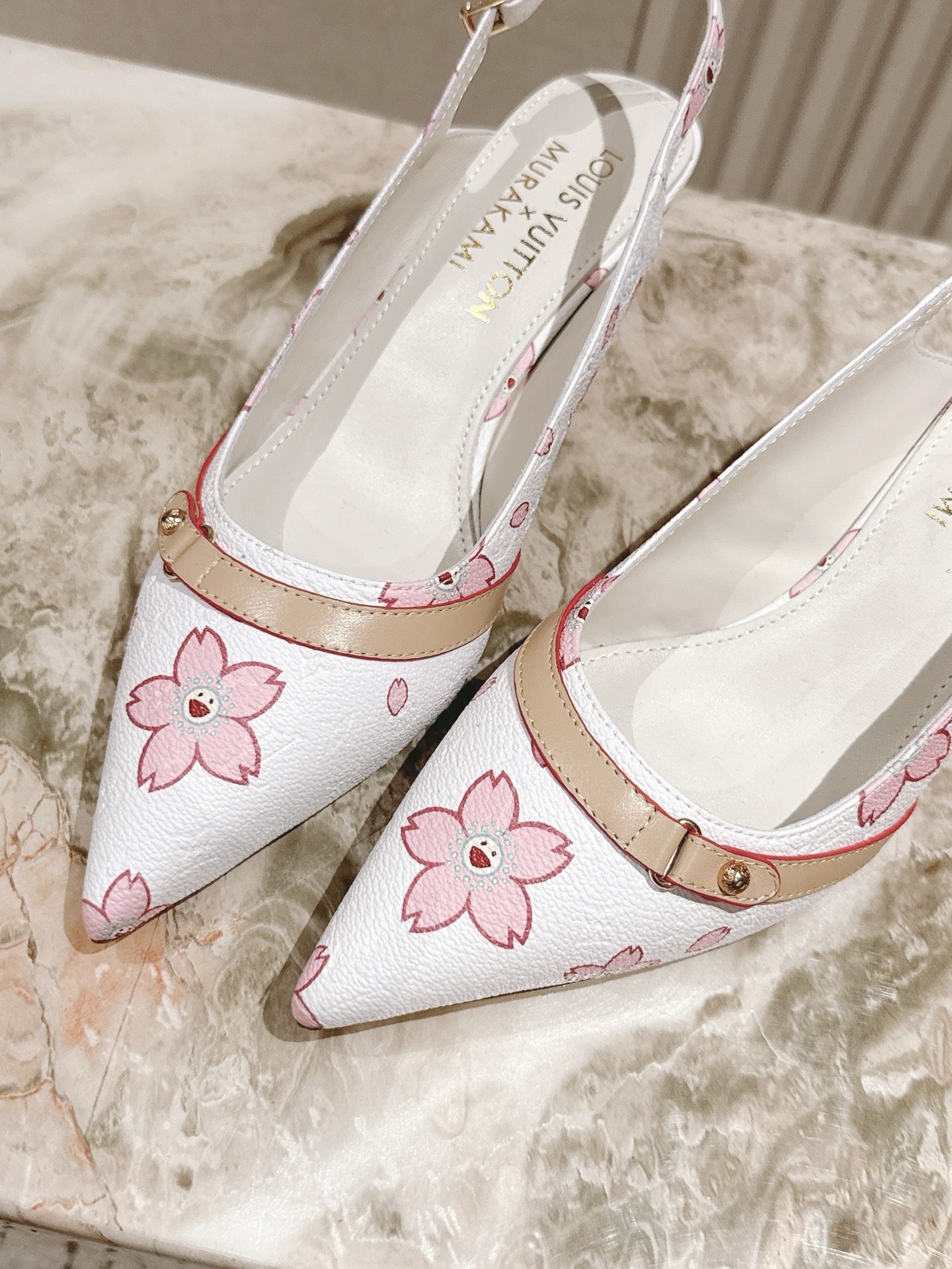 樱桃🍒跟  | ²⁰²5𝐬𝐬 🤍🤎
驴家早春新品🆕 new arrival～LV春夏玛丽珍鞋，也太出彩了