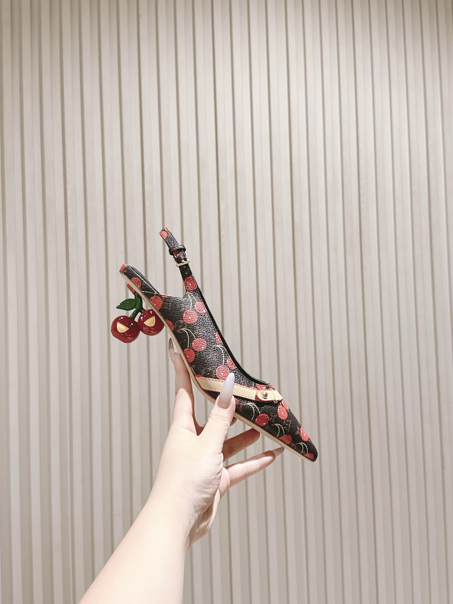 樱桃🍒跟  | ²⁰²5𝐬𝐬 🤍🤎
驴家早春新品🆕 new arrival～LV春夏玛丽珍鞋，也太出彩了
