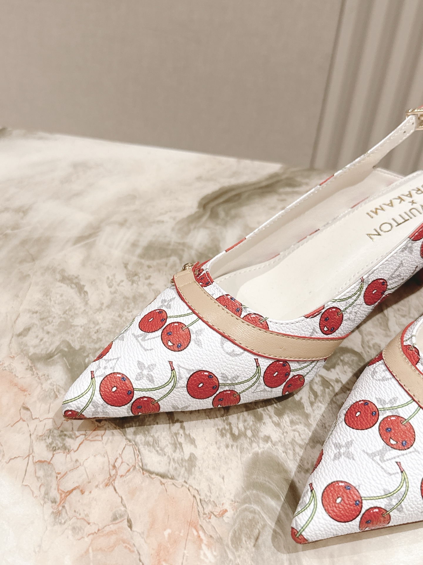 樱桃🍒跟  | ²⁰²5𝐬𝐬 🤍🤎
驴家早春新品🆕 new arrival～LV春夏玛丽珍鞋，也太出彩了