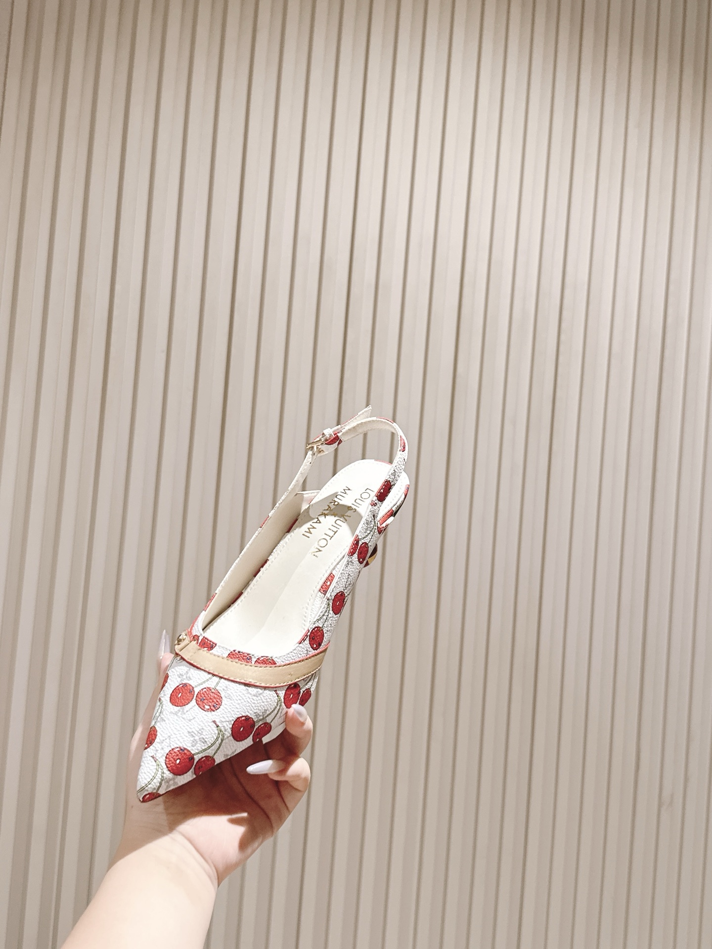 樱桃🍒跟  | ²⁰²5𝐬𝐬 🤍🤎
驴家早春新品🆕 new arrival～LV春夏玛丽珍鞋，也太出彩了