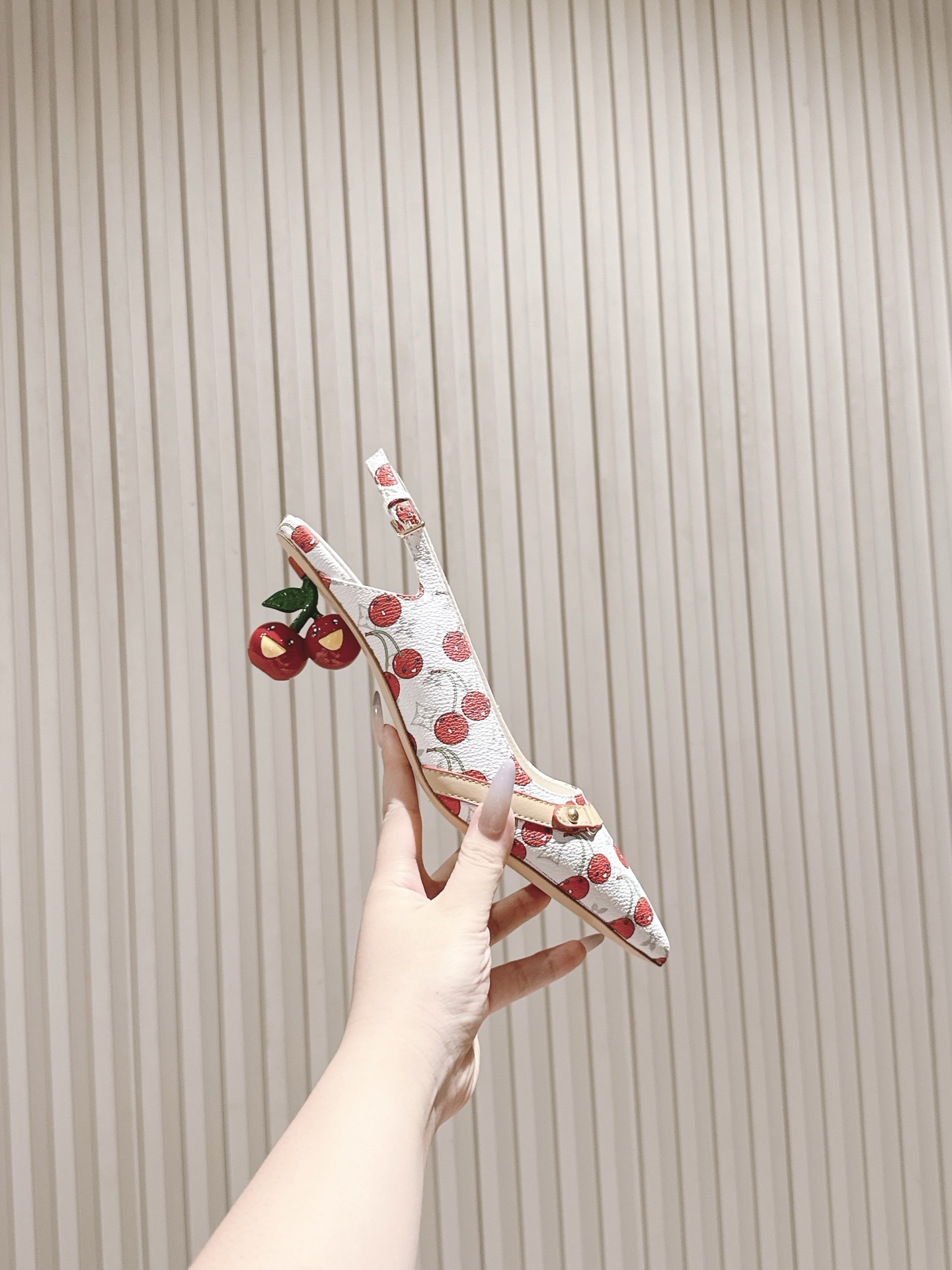 樱桃🍒跟  | ²⁰²5𝐬𝐬 🤍🤎
驴家早春新品🆕 new arrival～LV春夏玛丽珍鞋，也太出彩了