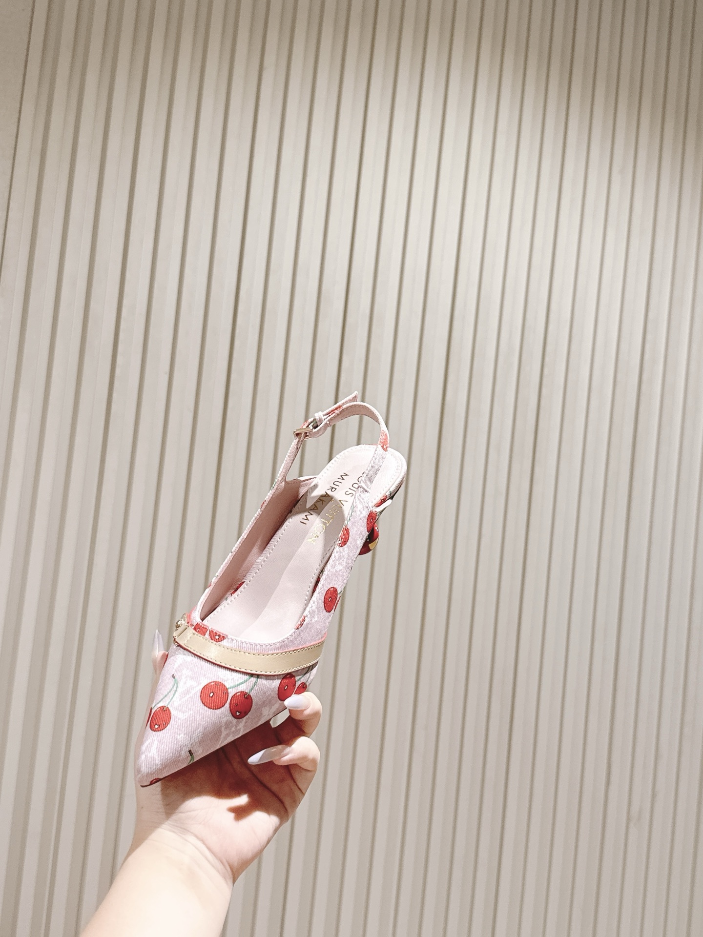 樱桃🍒跟  | ²⁰²5𝐬𝐬 🤍🤎
驴家早春新品🆕 new arrival～LV春夏玛丽珍鞋，也太出彩了
