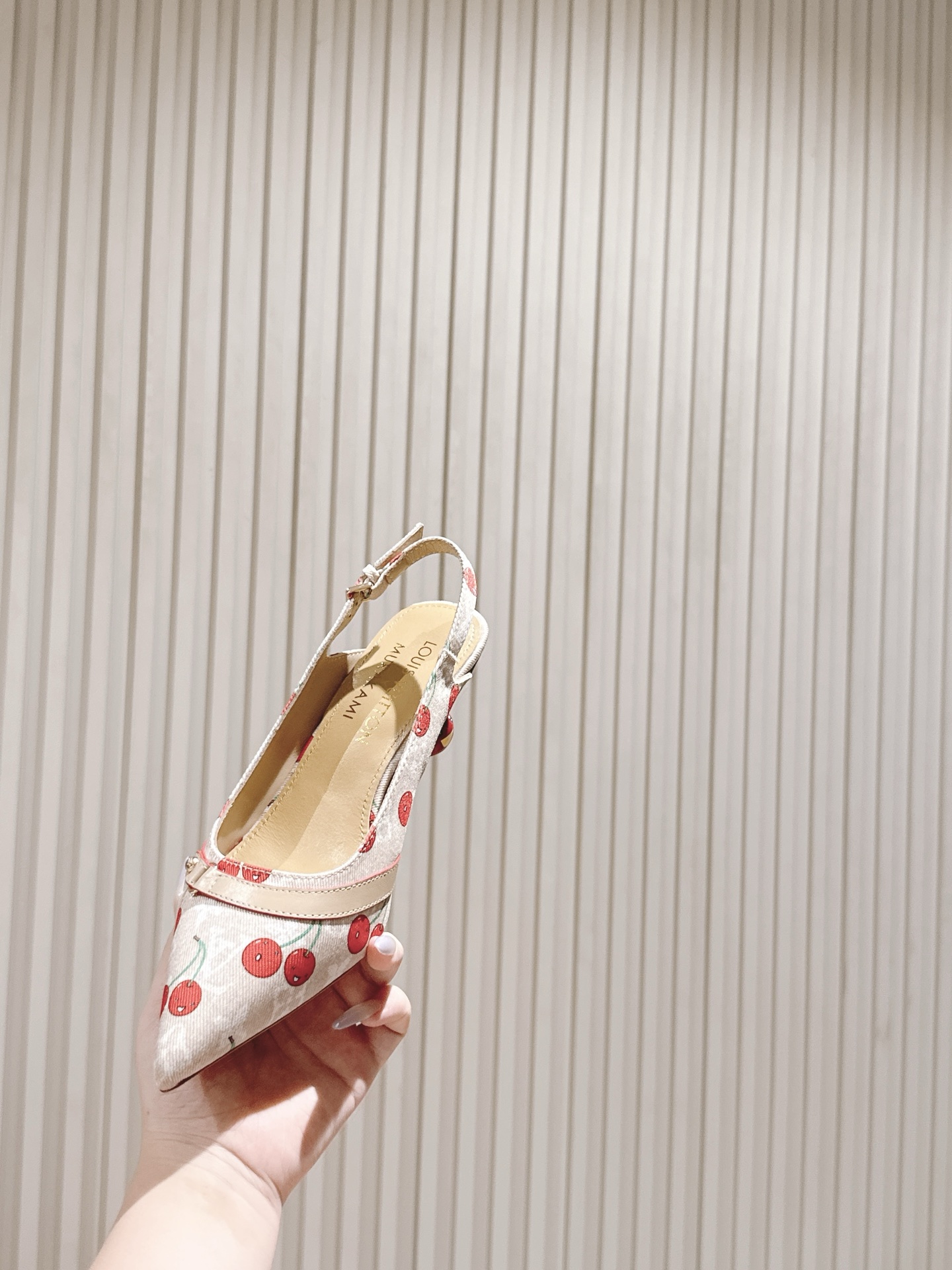 樱桃🍒跟  | ²⁰²5𝐬𝐬 🤍🤎
驴家早春新品🆕 new arrival～LV春夏玛丽珍鞋，也太出彩了