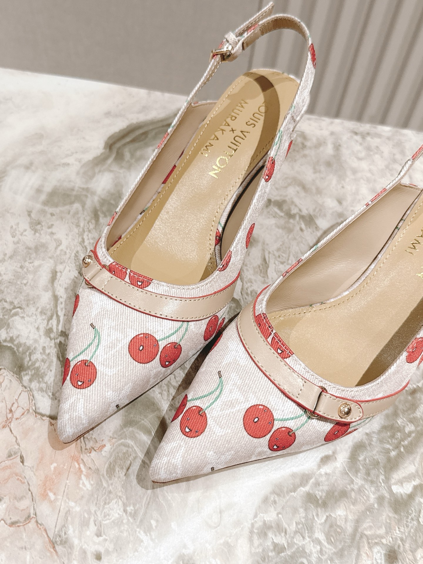 樱桃🍒跟  | ²⁰²5𝐬𝐬 🤍🤎
驴家早春新品🆕 new arrival～LV春夏玛丽珍鞋，也太出彩了