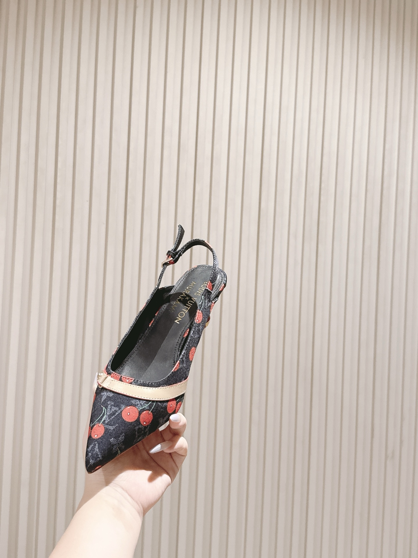 樱桃🍒跟  | ²⁰²5𝐬𝐬 🤍🤎
驴家早春新品🆕 new arrival～LV春夏玛丽珍鞋，也太出彩了