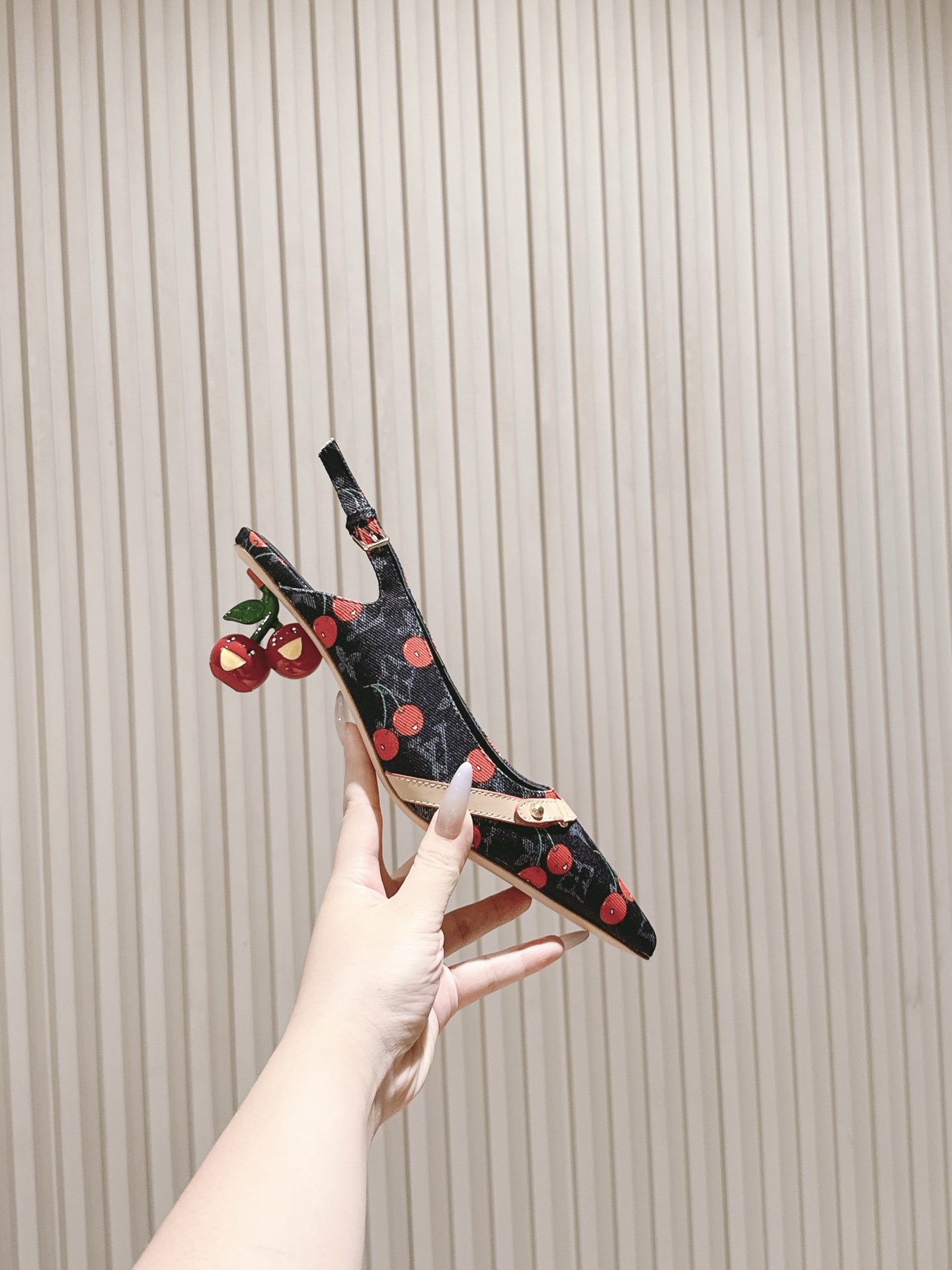 樱桃🍒跟  | ²⁰²5𝐬𝐬 🤍🤎
驴家早春新品🆕 new arrival～LV春夏玛丽珍鞋，也太出彩了
