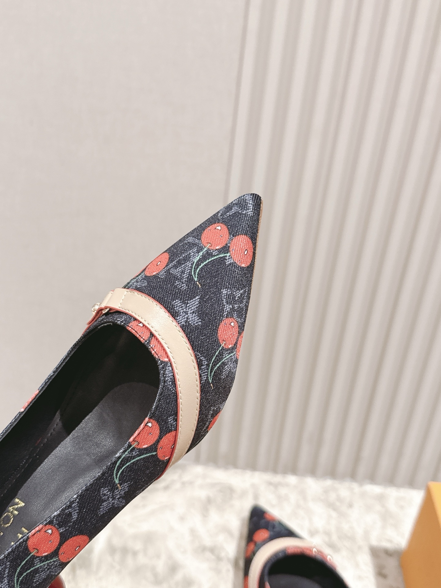 樱桃🍒跟  | ²⁰²5𝐬𝐬 🤍🤎
驴家早春新品🆕 new arrival～LV春夏玛丽珍鞋，也太出彩了