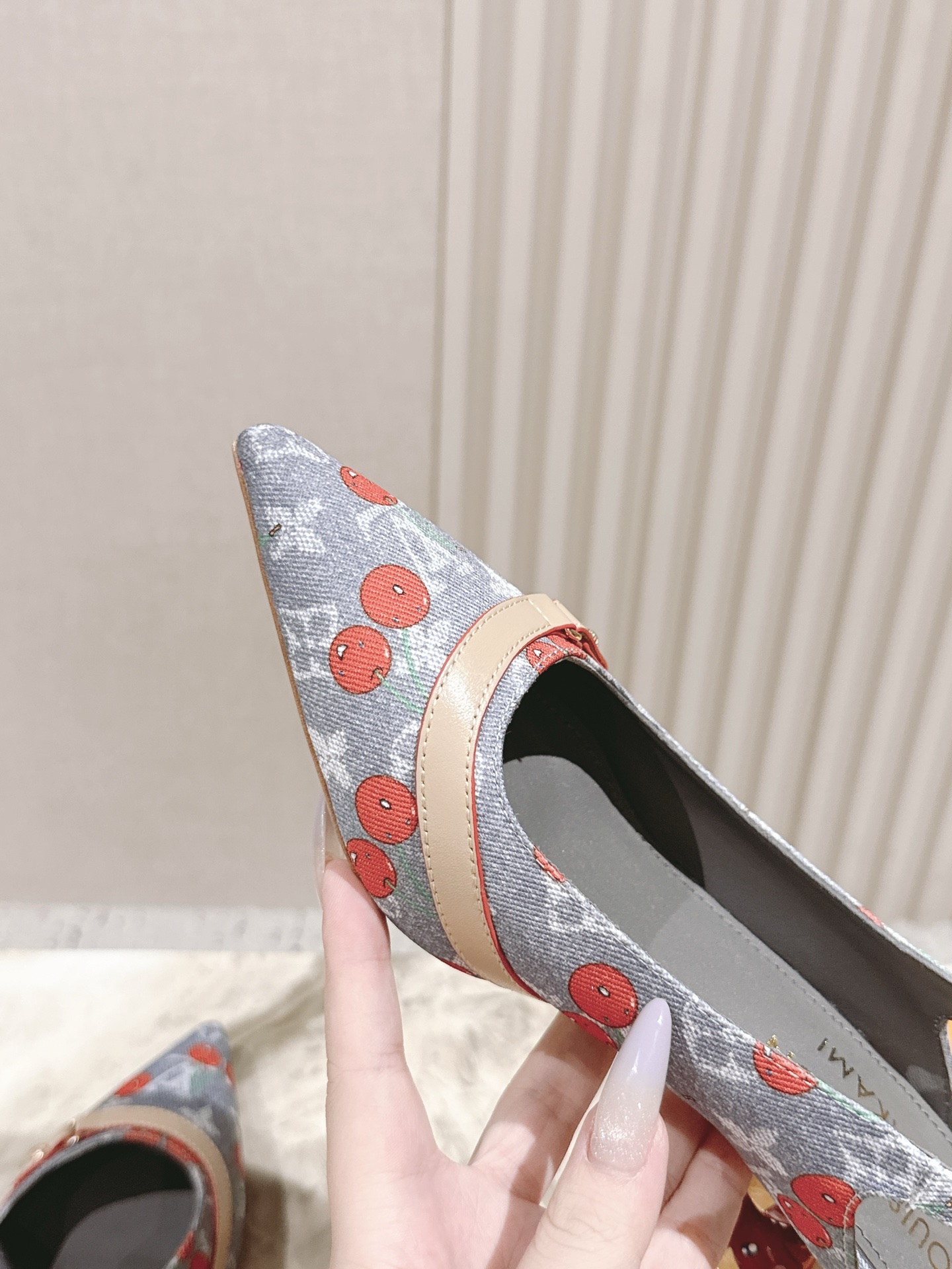 樱桃🍒跟  | ²⁰²5𝐬𝐬 🤍🤎
驴家早春新品🆕 new arrival～LV春夏玛丽珍鞋，也太出彩了