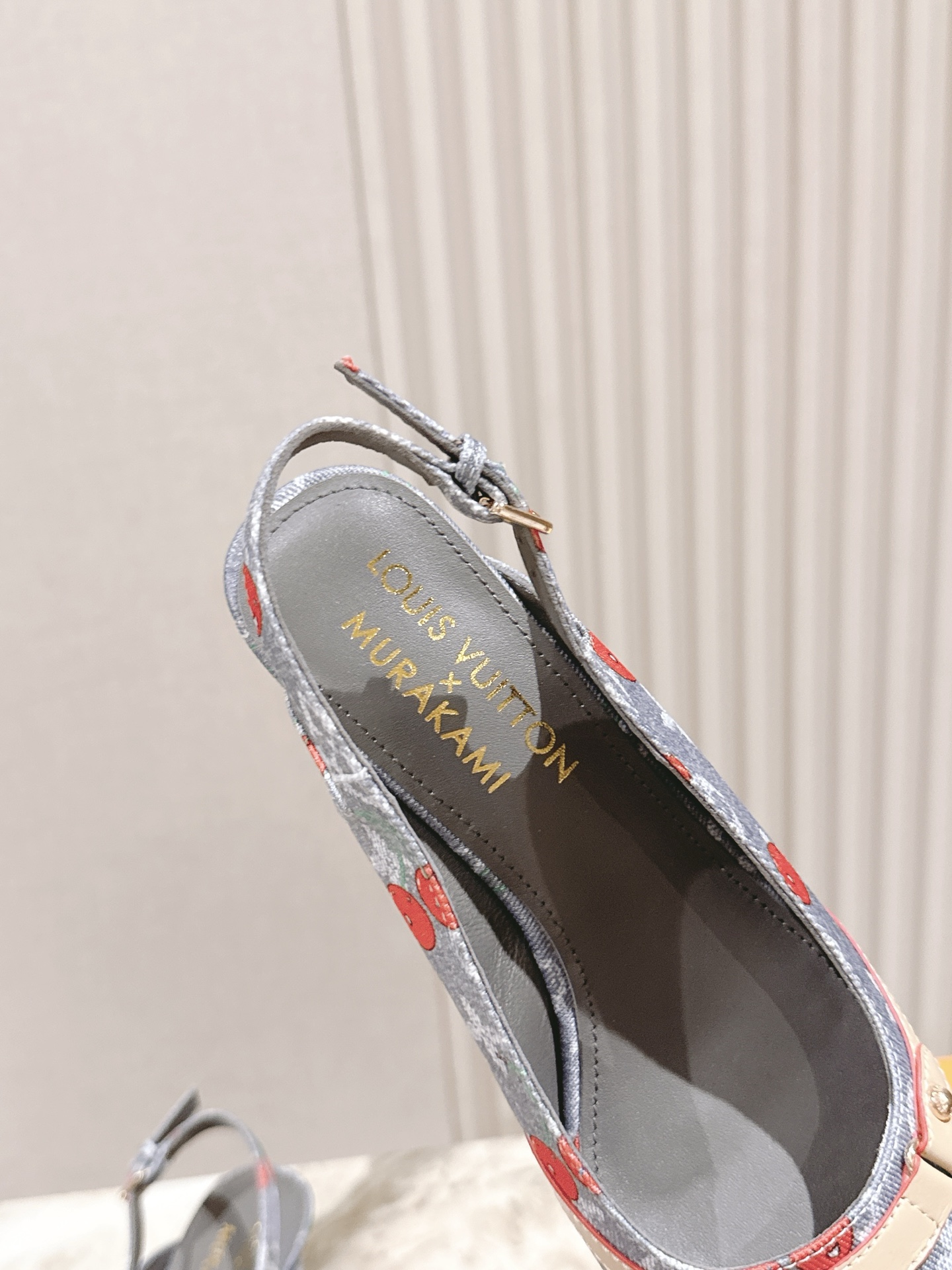 樱桃🍒跟  | ²⁰²5𝐬𝐬 🤍🤎
驴家早春新品🆕 new arrival～LV春夏玛丽珍鞋，也太出彩了