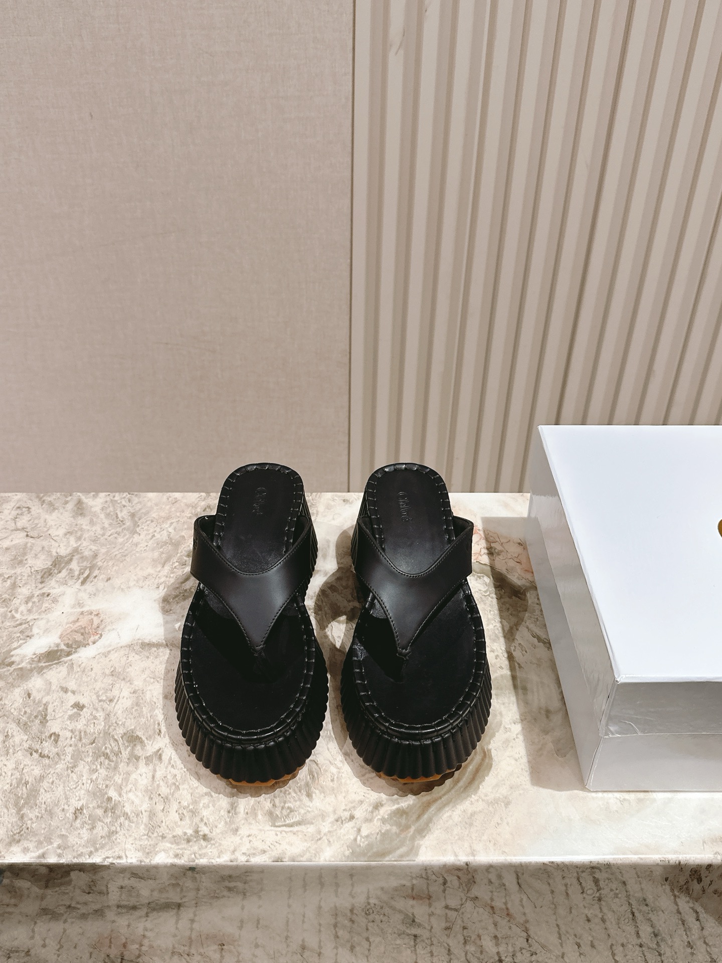 NO:417818,| 5 Chloe's new thick-soled foot-clamp slipper series has newly acquired a high-end sandal with a great appearance this season. It tastes mint all summer. Exclusive mold opening and customization throughout the network, and the counter inspection level. The original upper is one-to-one elastic electric embroidered webbing sheepskin, crystal sheepskin footbed inside, one-to-one model anti-slip double-layer thick anti-slip wear-resistant large sole!  Wear a height-enhancing artifact!  Size35-39 (40 41 customized) Full set of counter synchronous gift box packaging!  , split shoes, sandals, slippers, sheepskin19860909| 5 克洛伊 新款厚底夹脚拖鞋系列上新入手一款本季颜值爆表的增高凉鞋,整个夏天都是薄荷的味道 全网独家开模定制,专柜验货级别 鞋面原版一比一定制弹力电绣织带羊皮,内里水晶羊皮垫脚,一比一楷模防滑双层加厚防滑耐磨大底！穿上增高神器！ Size35-39( 40 41 定做) 全套专柜同步礼盒包装！,分趾鞋,sandals,slippers,sheepskin,Women's Shoes