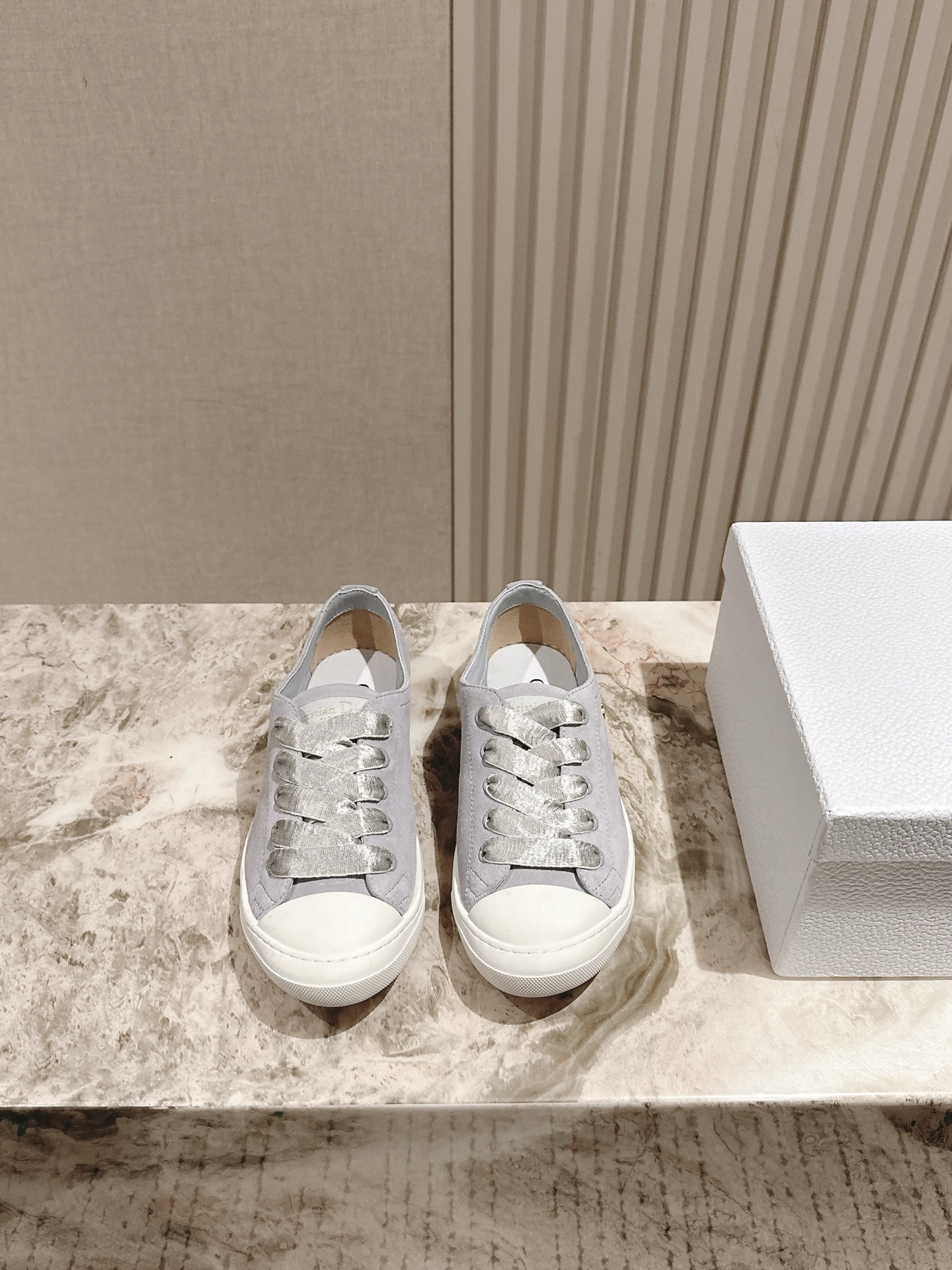 NO:417825,| 5 Dior new model This Dior is integrated into one's personality and fashion trends, so it will be very comfortable to wear. The 'Christian Dio' logo thin sole is suitable for all seasons. It can be matched with various casual styles to add the finishing touch. Classic and super durable. Upper wrinkled cowhide spliced ​​fabric original TPU outsole. Size35-41 4041 Customized counter synchronous gift box packaging, casual shoes/sports shoes, dior, dior, sneakers, cowhide19860909| 5  迪奥新款 这款Dior 个性时尚潮流融为一体,所以上脚会特别的舒服哦 “Christian Dio”标志薄鞋底,四季皆宜,可与各式休闲造型搭配,增添点睛之笔 经典超耐看 鞋面皱牛皮拼接布面 原版TPU大底. Size35-41 4041定制 专柜同步礼盒包装,休闲鞋/运动鞋,dior,dior,sneakers,cowhide,Women's Shoes