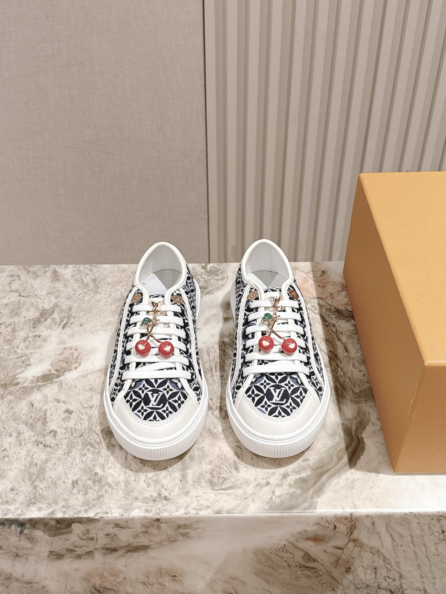 NO:468978,50 buttons, couples style, LV purchasing grade new colors are available in stock!  Classic Donkey Family full series!  LVTrainer PVC sneakers, every style and color matching is great!  Trainer's feet feel really good, full of surprises and silver updates, and Xiaohongshu Internet celebrity couples are starting to show!  The fabric is made of the same material as the original, and the original version compares each detail one by one!  Various leather TPU cloths, super complex splicing, TPU original bottom, purchasing level, not ordinary material!  The number of codes for women 35-40, male 38-45, the delivery counter is synchronized with full packaging!  , casual shoes / sneakers, louis vuitton, louis vuitton, louis vuitton, louis vuitton, sneakers19860909扣子50 情侣款 LV代购级新色现货供应！经典驴家全系列！LVTrainer PVC 运动鞋, 每个款式配色都很赞！Trainer的脚感真的非常不错,惊喜满满银色不断更新,小红书网红情侣纷纷开秀！ 面料选用原版完全一样材质做工细节,原版一比一对比每个细节！各种皮面TPU 布 超复杂拼接 TPU原版大底,代购级别,不是普通材质哦！ 码数女35-40 男38-45 配送专柜同步全套包装！,休闲鞋/运动鞋,louis vuitton,louis vuitton,louis vuitton,sneakers,Women's Shoes