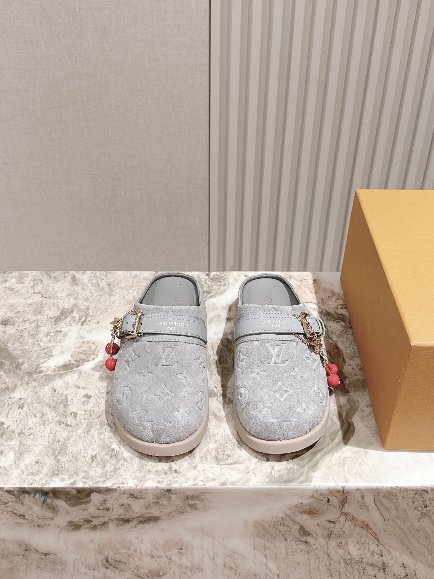 NO:469004,Accessories 50 Top quality | 5 louis vuitton new arrival ｜Flame muller new slippers Super comfortable lv muller mopping Simple and casual Fashionable and stylish, lazy and high-end, no one of the most comfortable slippers. They look good and stylish at random, absolutely unique, upper heavy-duty printing, upper Yangjing velvet inner sheepskin Size: 35-39 (40 customized, non-return and exchange), semi-drag, louis vuitton, louis vuitton, slippers, sheepskin, sheep19860909配饰50 顶级品质| 5  louis vuitton new arrival～ ｜平底穆勒拖鞋新品 超舒适的lv穆勒拖拖 简约随性 时髦有范, 慵懒又不乏高级感,最舒适的拖鞋没有之一 随意上脚都好看有型,绝绝子,鞋面重工印花 鞋面 羊京绒内里羊皮 Size: 35-39（40 订做不退换）,半拖,louis vuitton,louis vuitton,slippers,sheepskin,sheep,Women's Shoes