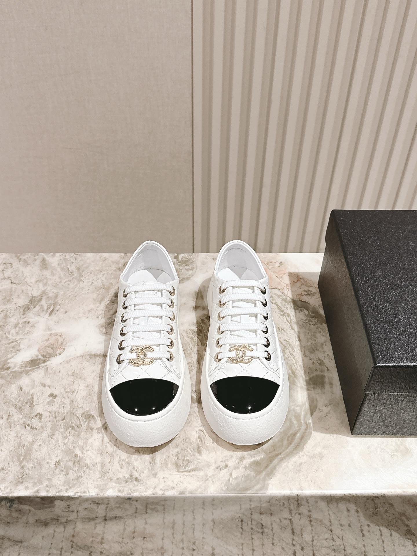 NO:468987,Cloth-surface CHANE Xiaoxiang 25/Latest hits Panda Black and White Sports Shoes Casual Shoes Xiaoxiang The hits at the end of the year Classic black and white Panda color matching Diamond fresh color block coco girls must be included, super beautiful!  Fabric: Original custom cowhide original fabric inner lid: sheepskin outsole: original mold opening rubber + TPU combination Sole thickness: 3CM Size: Women's 35-40 41 customization, casual shoes/sports shoes, chanel, sneakers, cowhide, sheepskin19860909布面皮面 CHANE小香25/最新爆款 熊猫 黑白 运动鞋 休闲板鞋 小香 年末爆款单品 经典黑白 熊猫配色 菱格清新彩色拼色 coco女孩必要入,超美！ 面料: 原版定制牛皮原版布面 内里: 羊皮 大底: 原版开模橡胶+TPU组合 底厚: 3CM Size: 女款35-40 41定制,休闲鞋/运动鞋,chanel,sneakers,cowhide,sheepskin,Women's Shoes