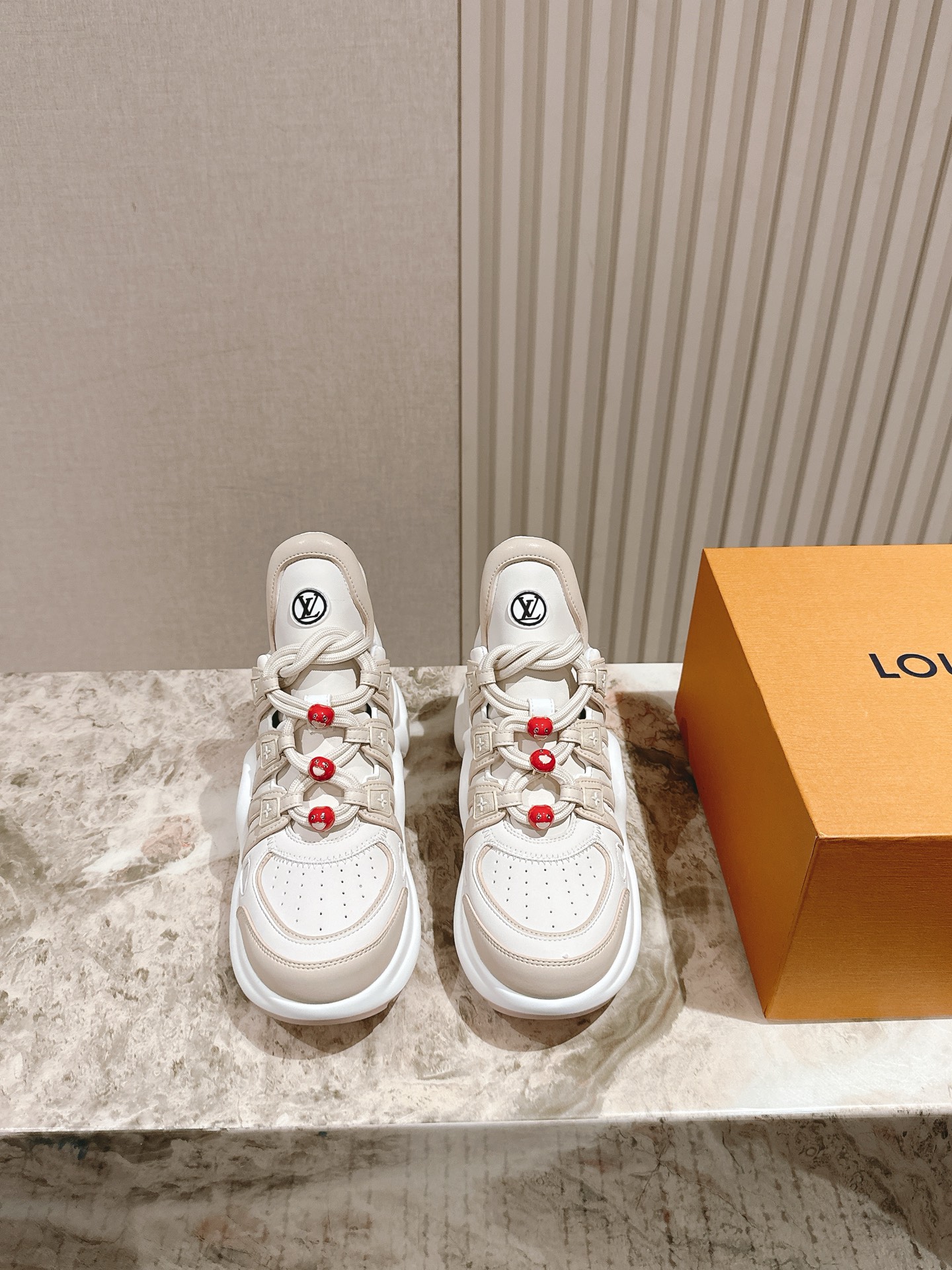 NO:468973,New upgraded version of 50 buttons | 5 LV Archlight series new arch bridge dad shoes, Di Lieba, Zhong Chuxi, and Song Yanfei are all loyal fans of dad shoes ~ The 2025 early spring new product series has added more color details, and the girl is full of heart!  Showing your youthful vitality, your daily outfits are super eye-catching. The new mesh is really beautiful!  It's so beautiful that I can't take my eyes off!  The classic arch design has always been called a beautiful leg artifact!  Absolutely man-friendly, the upper is consistent with cowhide, wear-resistant, and the original mold-opening TPU is a long-lasting TPU, shock-absorbing and wear-resistant, with excellent rebound force, and it looks slim and light and comfortable!  Increase height 5cm Size35-40 full set of packaging 40 size customization without return or replacement, dad shoes, louis vuitton, cowhide19860909扣子50全新升级版| 5  LV Archlight系列新款拱桥老爹鞋 迪丽热巴 钟楚曦 宋妍霏都是老爹鞋的忠实粉丝 ～2025早春新品系列加入了更多配色细节,少女心爆棚！尽显青春活力,日常穿搭超级抢眼.新增网面,实在太好看！美到移不开眼！经典的拱形设计,一向被称之为美腿神器！绝对的人手必备 鞋面原版一致牛皮,耐穿耐磨 大底原版开模TPU,减震耐磨,回弹力超好,上脚巨显瘦.轻盈舒适！增高5cm Size35-40 全套包装 40码定制不退不换,老爹鞋,louis vuitton,cowhide,Women's Shoes