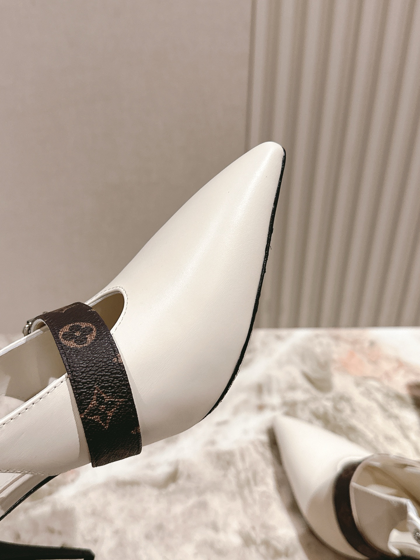   | ²⁰²5𝐬𝐬 🤍🤎
驴家早春新品🆕 new arrival～LV春夏玛丽珍鞋，也太出彩了！时尚性