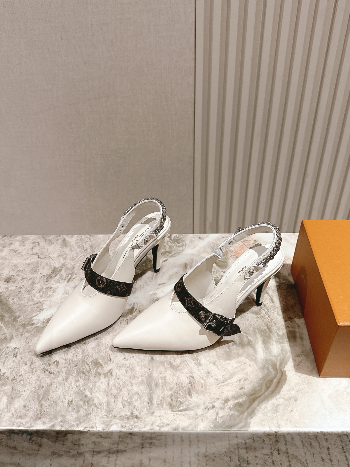   | ²⁰²5𝐬𝐬 🤍🤎
驴家早春新品🆕 new arrival～LV春夏玛丽珍鞋，也太出彩了！时尚性