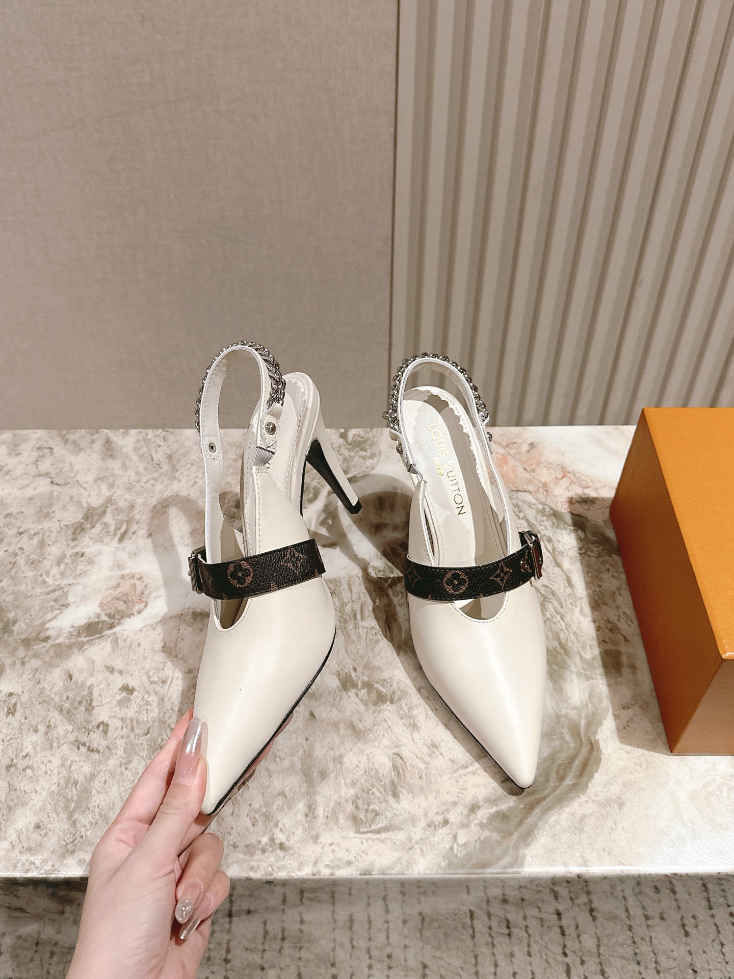   | ²⁰²5𝐬𝐬 🤍🤎
驴家早春新品🆕 new arrival～LV春夏玛丽珍鞋，也太出彩了！时尚性