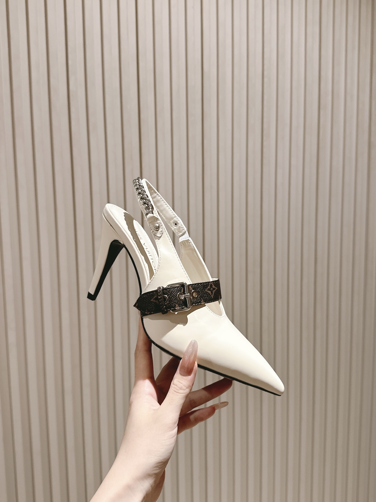   | ²⁰²5𝐬𝐬 🤍🤎
驴家早春新品🆕 new arrival～LV春夏玛丽珍鞋，也太出彩了！时尚性
