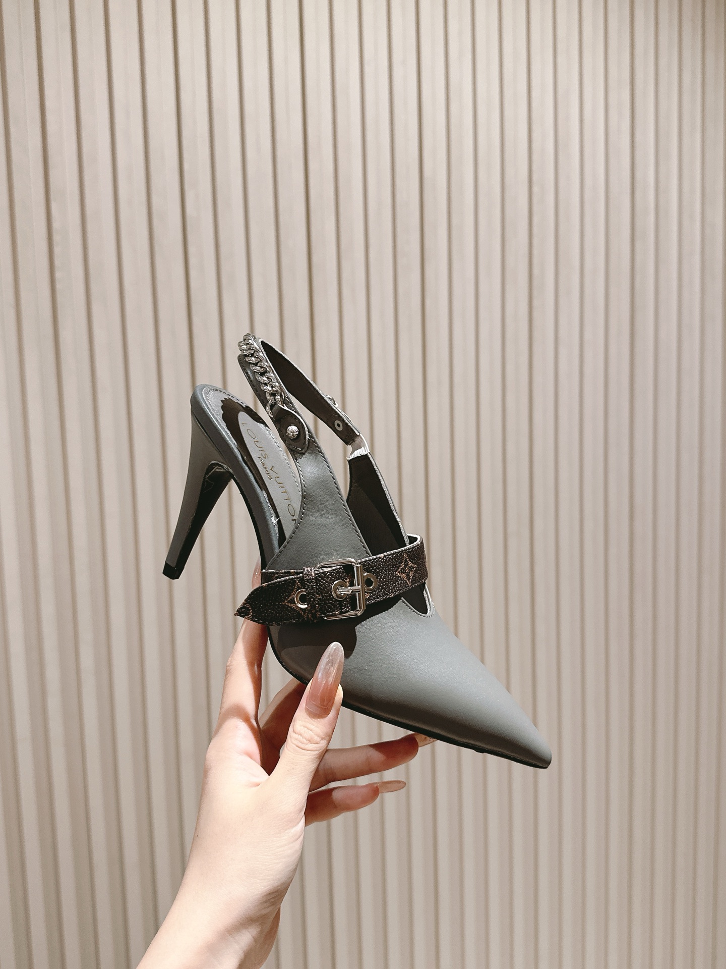   | ²⁰²5𝐬𝐬 🤍🤎
驴家早春新品🆕 new arrival～LV春夏玛丽珍鞋，也太出彩了！时尚性