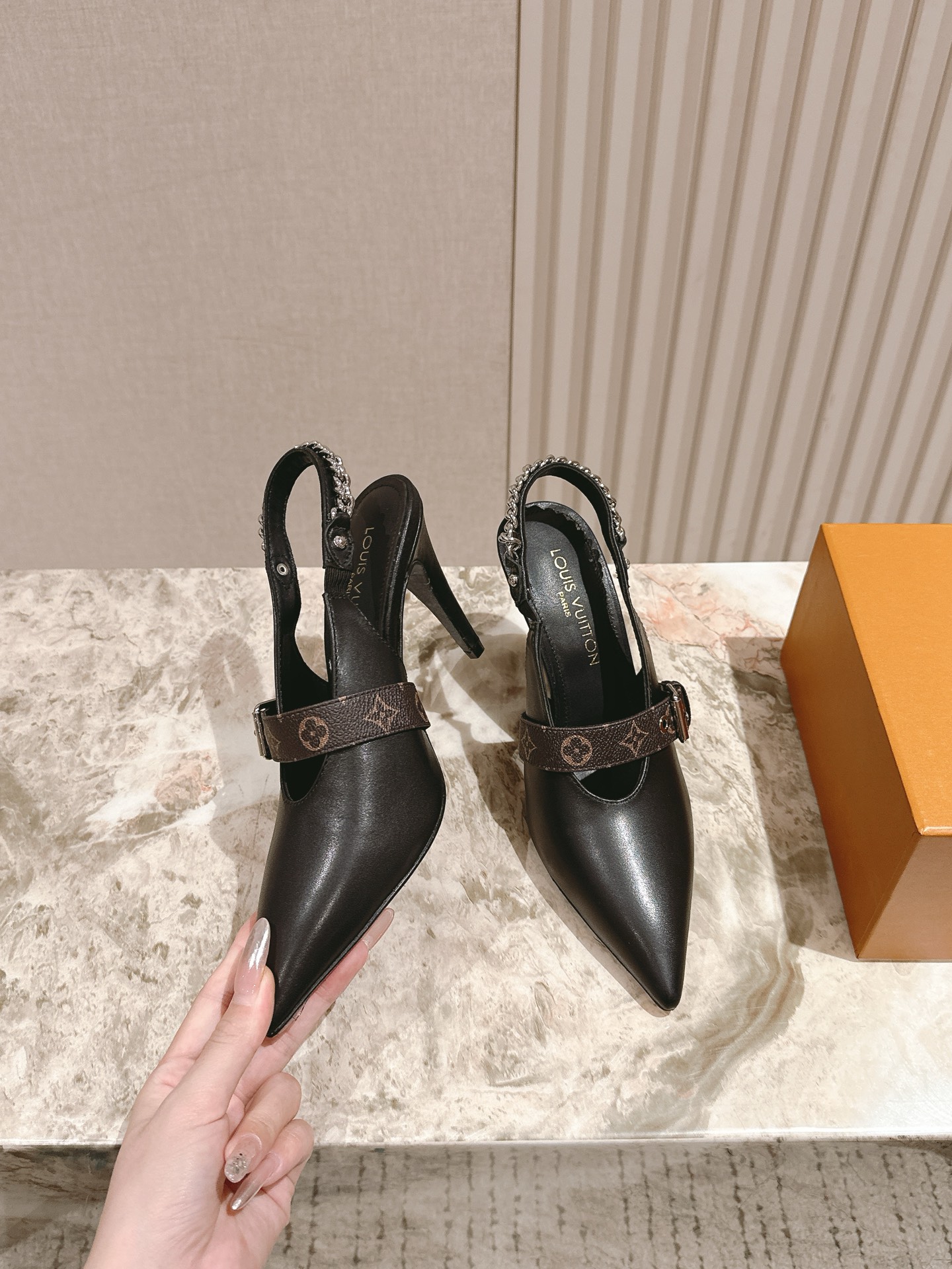  | ²⁰²5𝐬𝐬 🤍🤎
驴家早春新品🆕 new arrival～LV春夏玛丽珍鞋，也太出彩了！时尚性