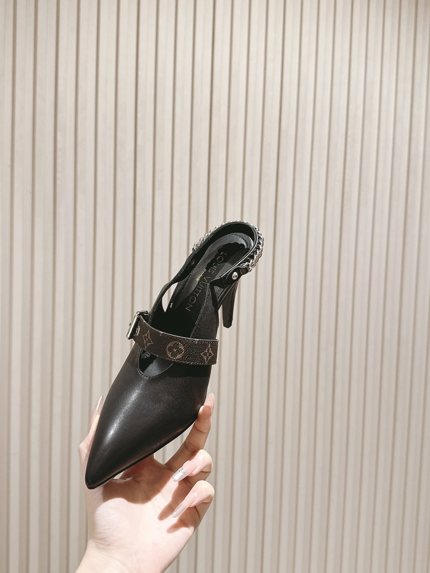   | ²⁰²5𝐬𝐬 🤍🤎
驴家早春新品🆕 new arrival～LV春夏玛丽珍鞋，也太出彩了！时尚性