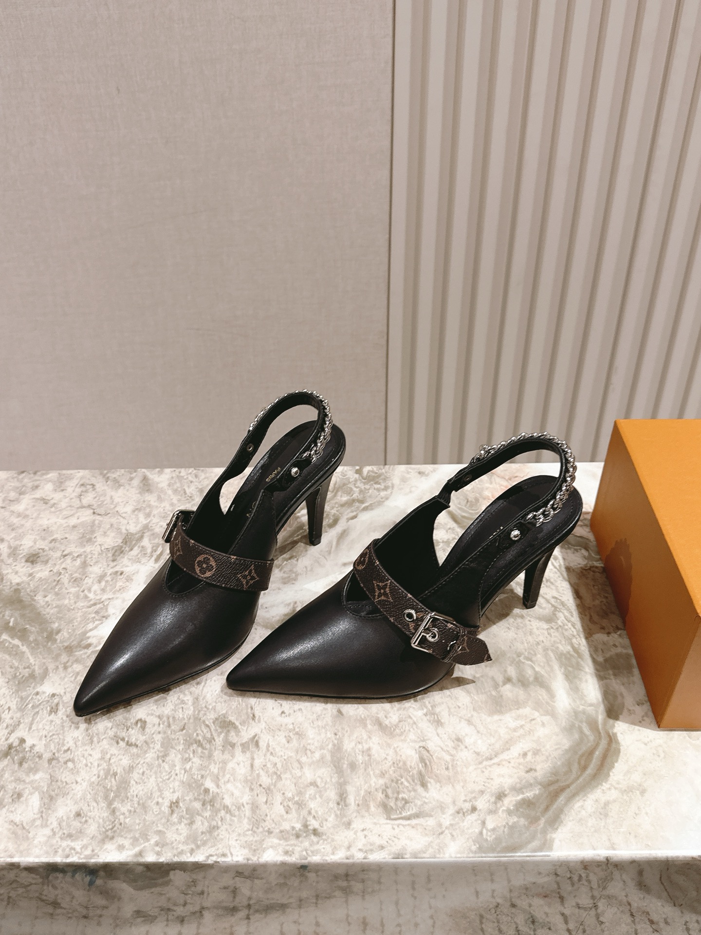   | ²⁰²5𝐬𝐬 🤍🤎
驴家早春新品🆕 new arrival～LV春夏玛丽珍鞋，也太出彩了！时尚性
