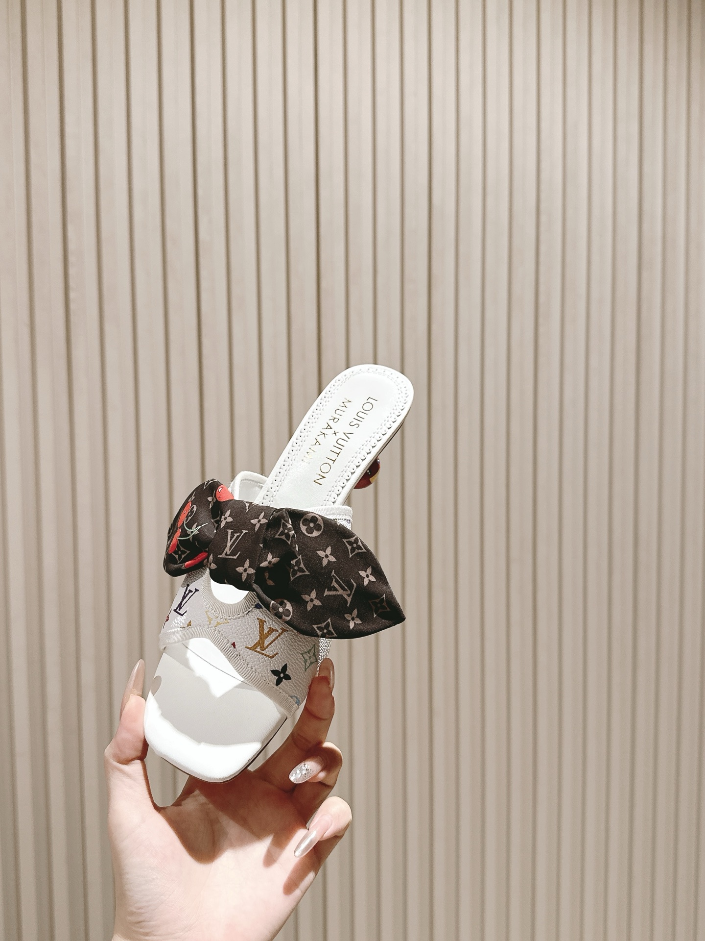 樱桃🍒跟  | ²⁰²5𝐬𝐬 🤍🤎
驴家早春新品🆕 new arrival～LV春夏玛丽珍鞋，也太出彩了