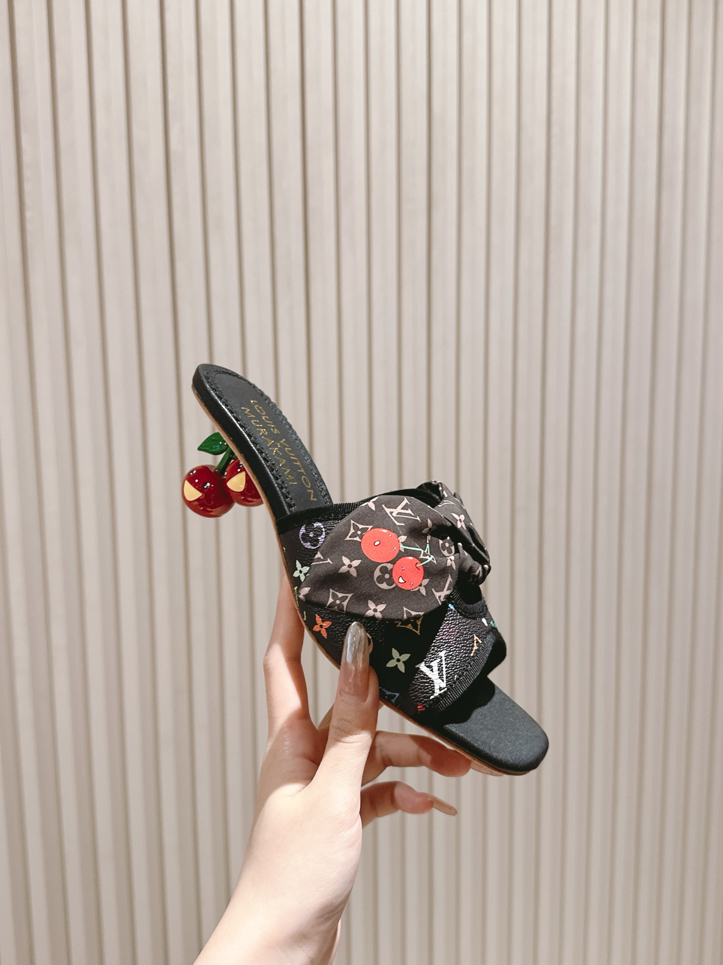 樱桃🍒跟  | ²⁰²5𝐬𝐬 🤍🤎
驴家早春新品🆕 new arrival～LV春夏玛丽珍鞋，也太出彩了