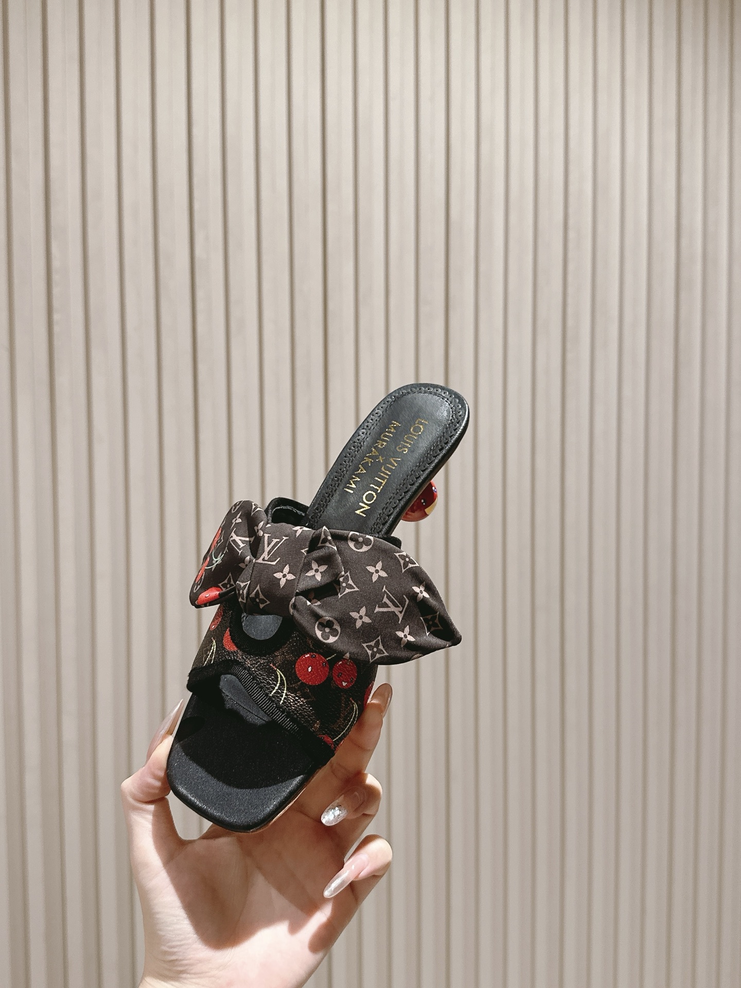 樱桃🍒跟  | ²⁰²5𝐬𝐬 🤍🤎
驴家早春新品🆕 new arrival～LV春夏玛丽珍鞋，也太出彩了