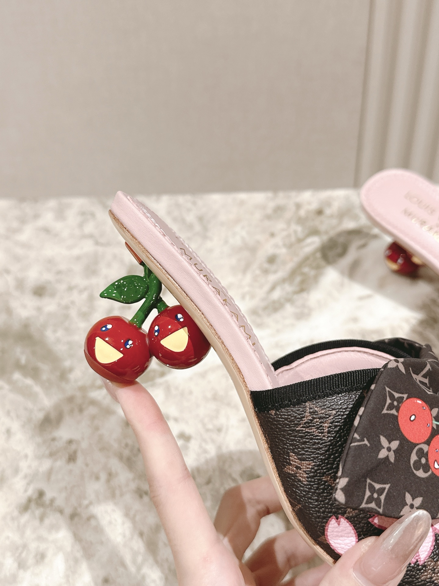 樱桃🍒跟  | ²⁰²5𝐬𝐬 🤍🤎
驴家早春新品🆕 new arrival～LV春夏玛丽珍鞋，也太出彩了