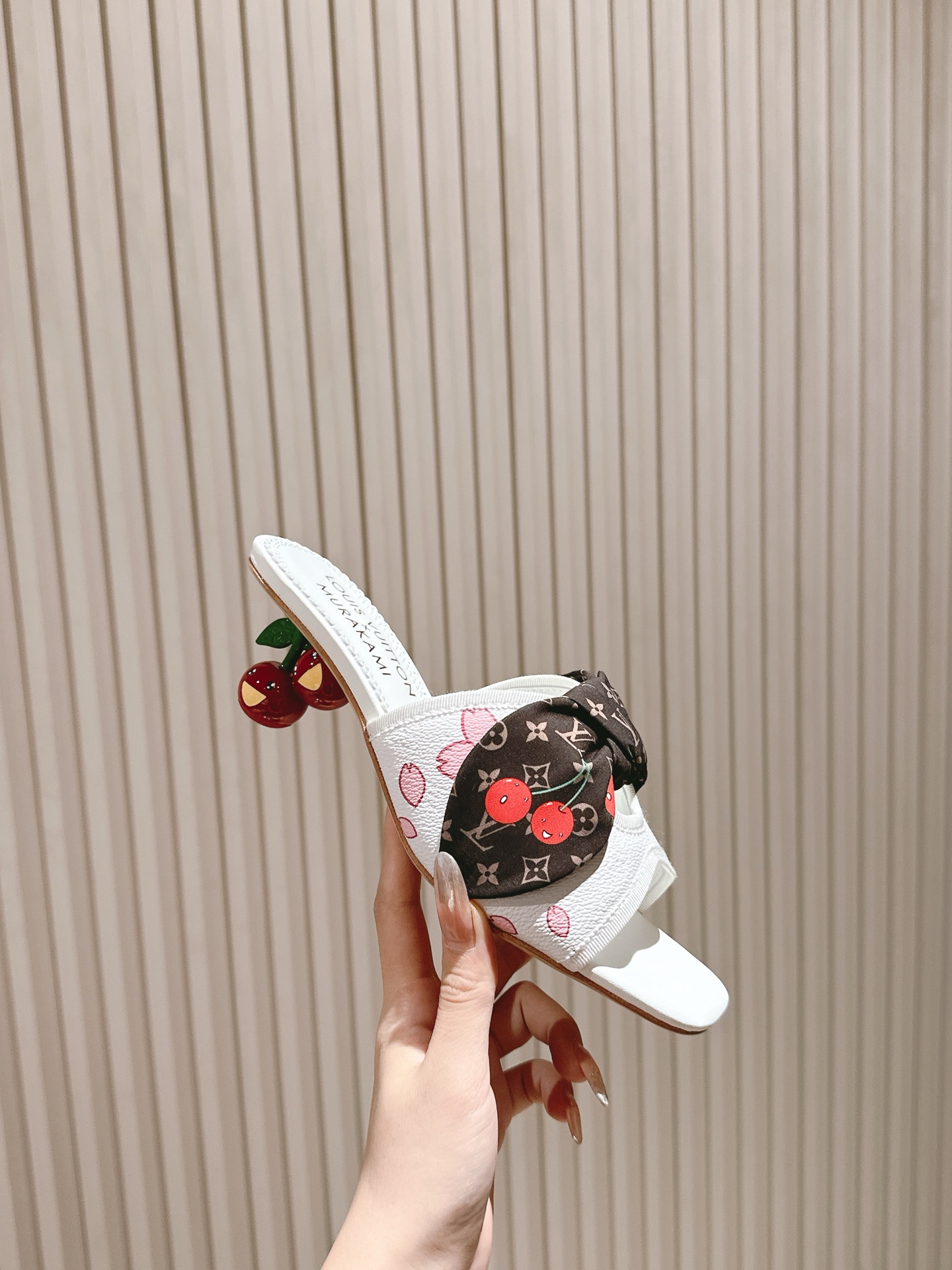 樱桃🍒跟  | ²⁰²5𝐬𝐬 🤍🤎
驴家早春新品🆕 new arrival～LV春夏玛丽珍鞋，也太出彩了