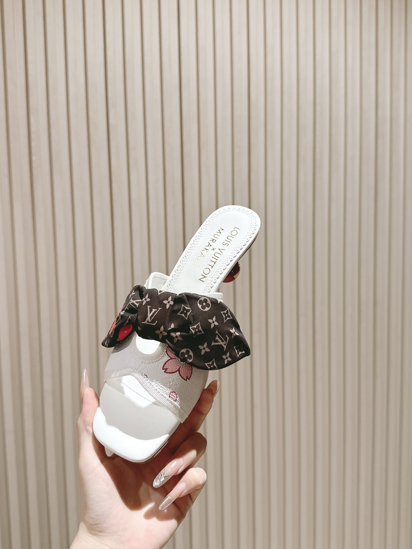 樱桃🍒跟  | ²⁰²5𝐬𝐬 🤍🤎
驴家早春新品🆕 new arrival～LV春夏玛丽珍鞋，也太出彩了
