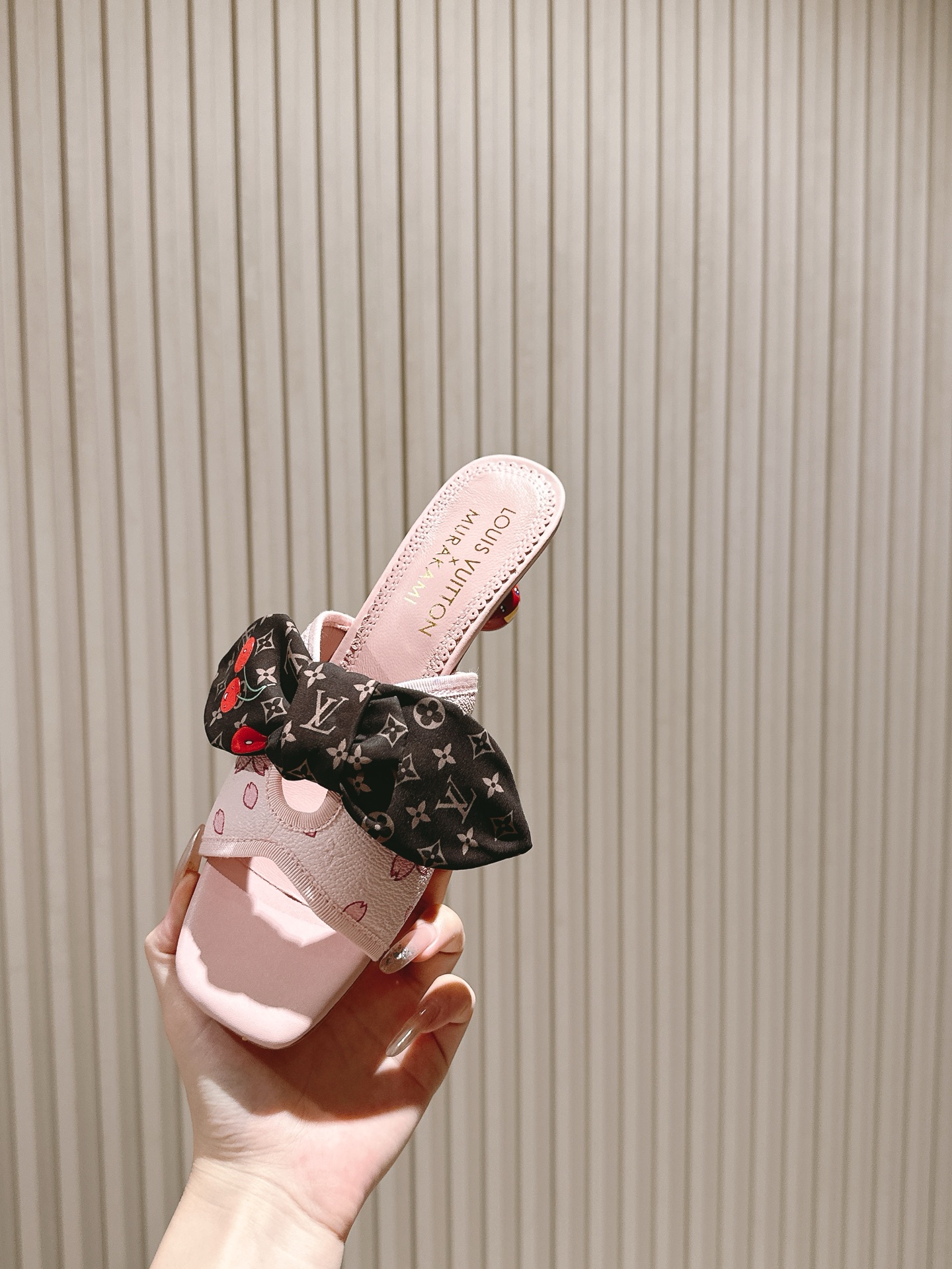 樱桃🍒跟  | ²⁰²5𝐬𝐬 🤍🤎
驴家早春新品🆕 new arrival～LV春夏玛丽珍鞋，也太出彩了