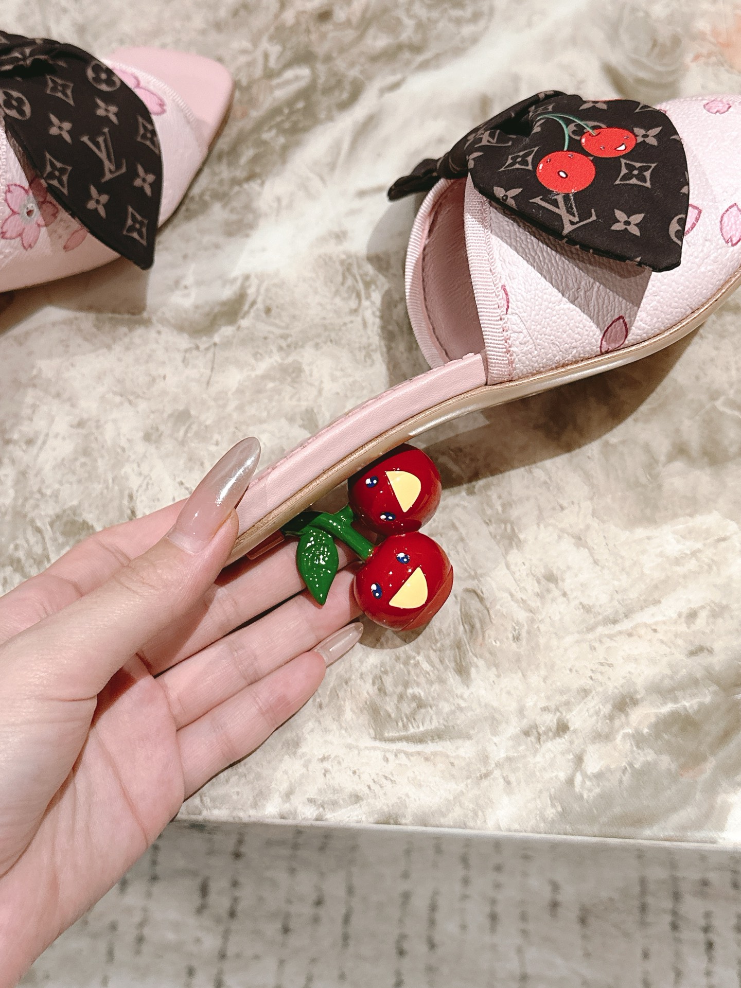 樱桃🍒跟  | ²⁰²5𝐬𝐬 🤍🤎
驴家早春新品🆕 new arrival～LV春夏玛丽珍鞋，也太出彩了