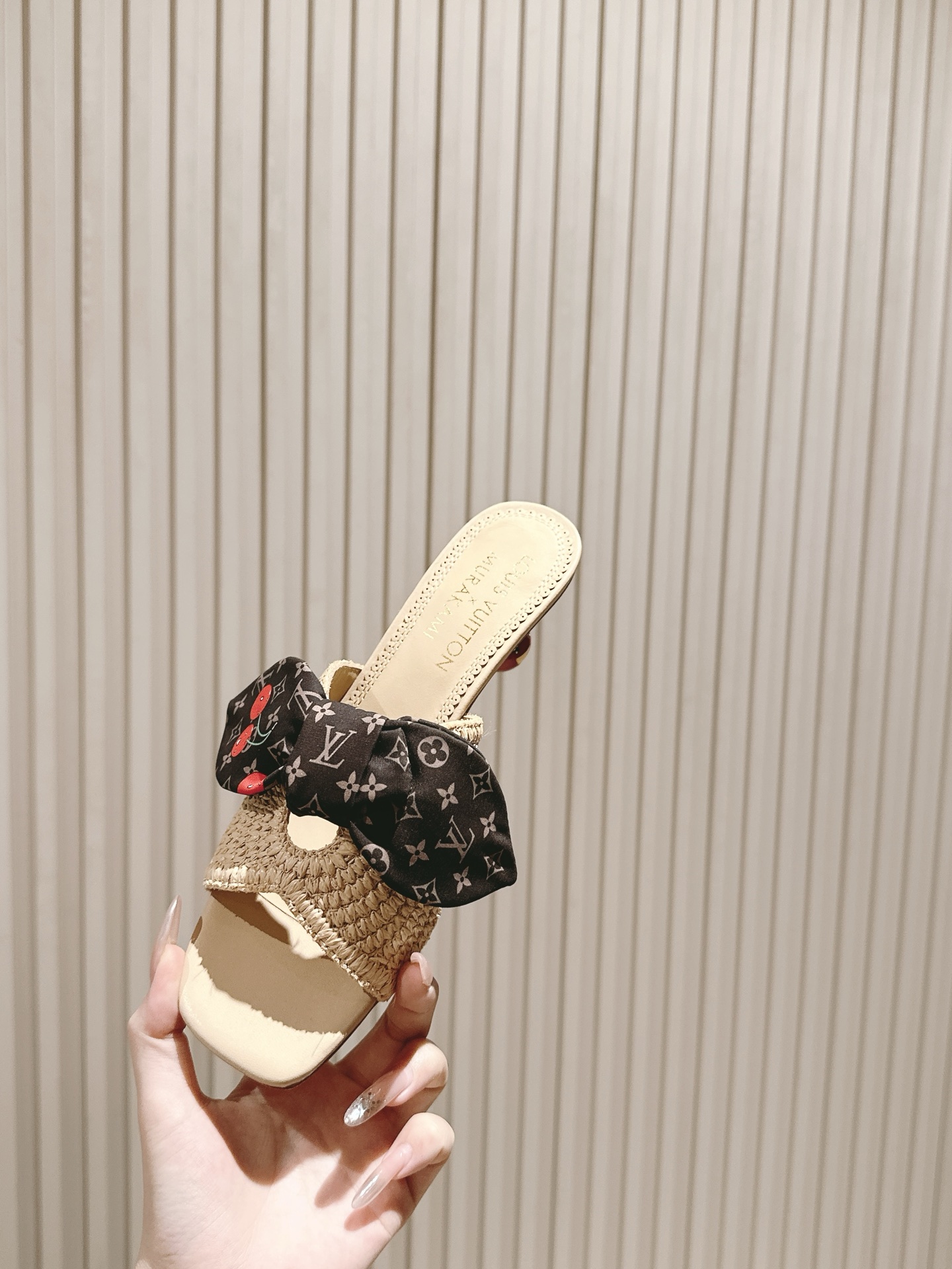 樱桃🍒跟  | ²⁰²5𝐬𝐬 🤍🤎
驴家早春新品🆕 new arrival～LV春夏玛丽珍鞋，也太出彩了