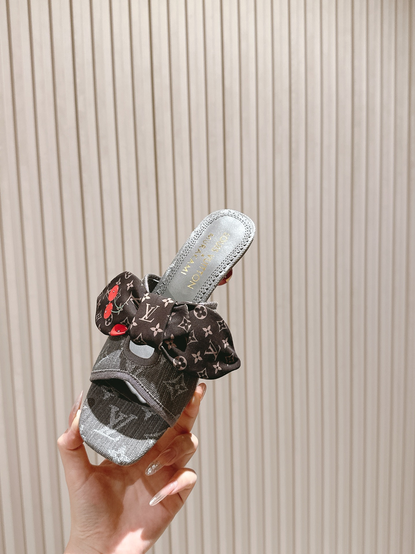 樱桃🍒跟  | ²⁰²5𝐬𝐬 🤍🤎
驴家早春新品🆕 new arrival～LV春夏玛丽珍鞋，也太出彩了