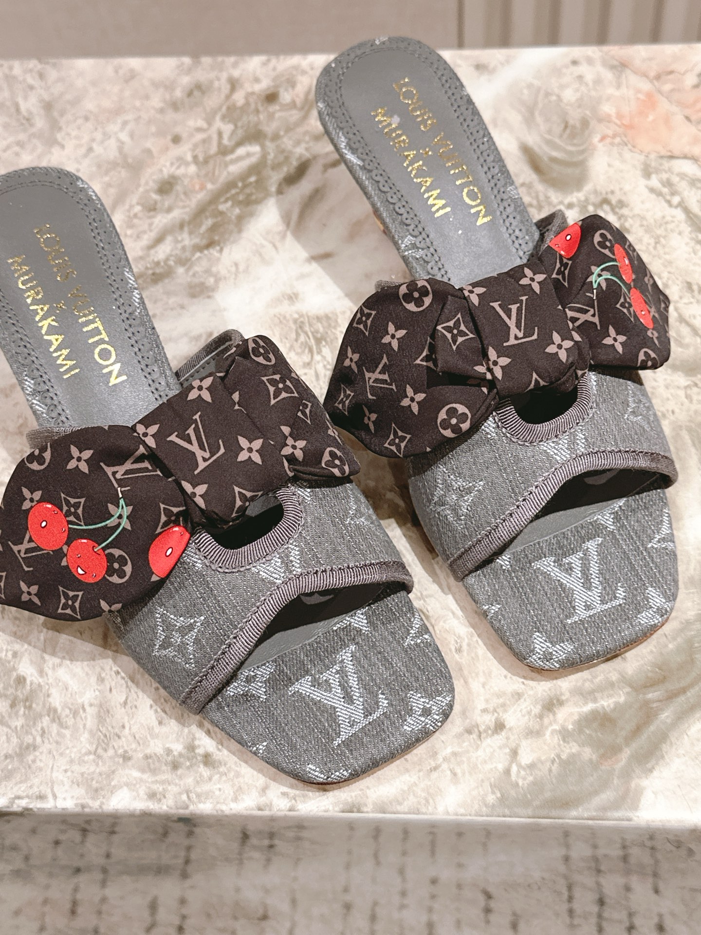 樱桃🍒跟  | ²⁰²5𝐬𝐬 🤍🤎
驴家早春新品🆕 new arrival～LV春夏玛丽珍鞋，也太出彩了