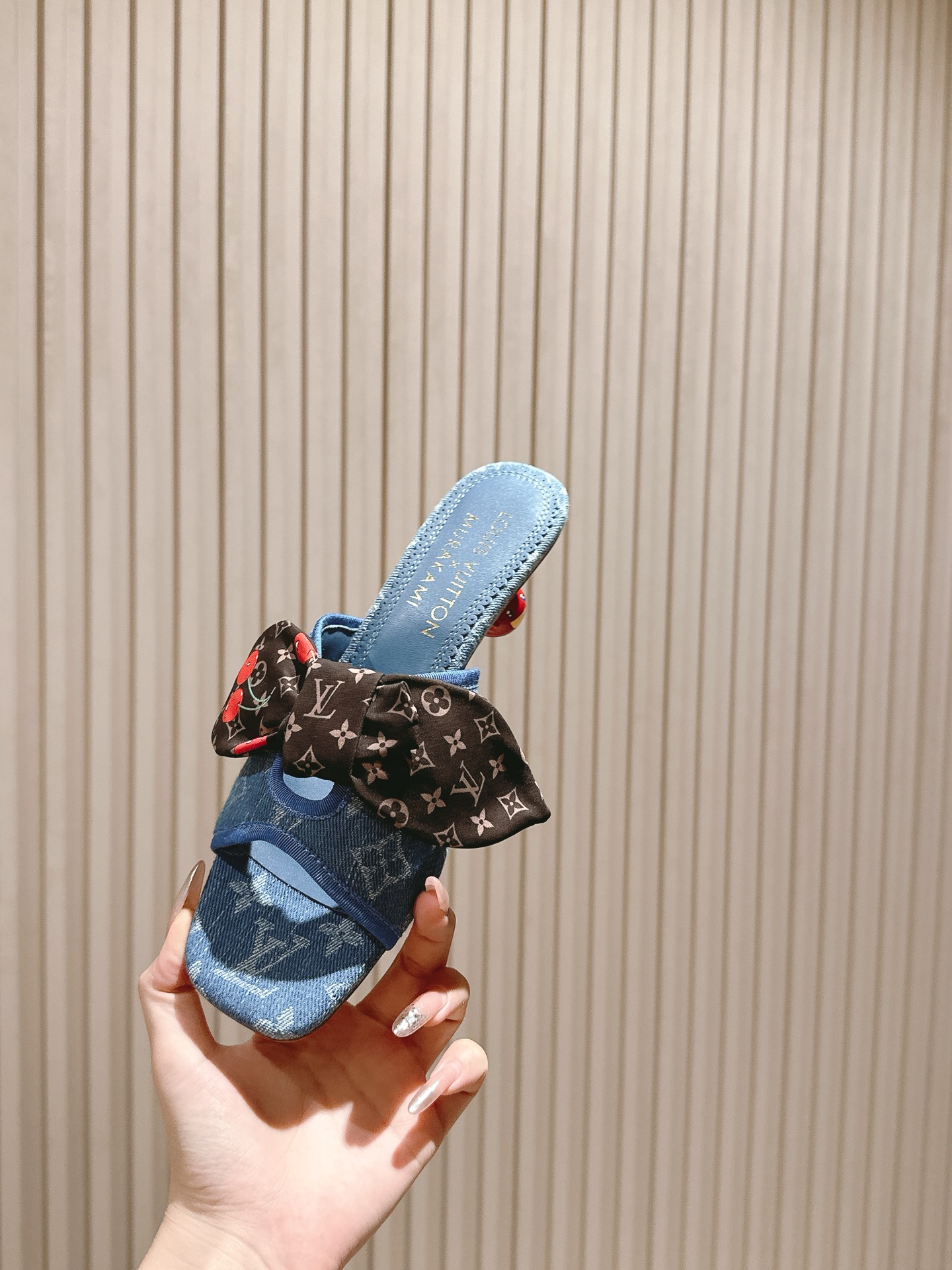 樱桃🍒跟  | ²⁰²5𝐬𝐬 🤍🤎
驴家早春新品🆕 new arrival～LV春夏玛丽珍鞋，也太出彩了